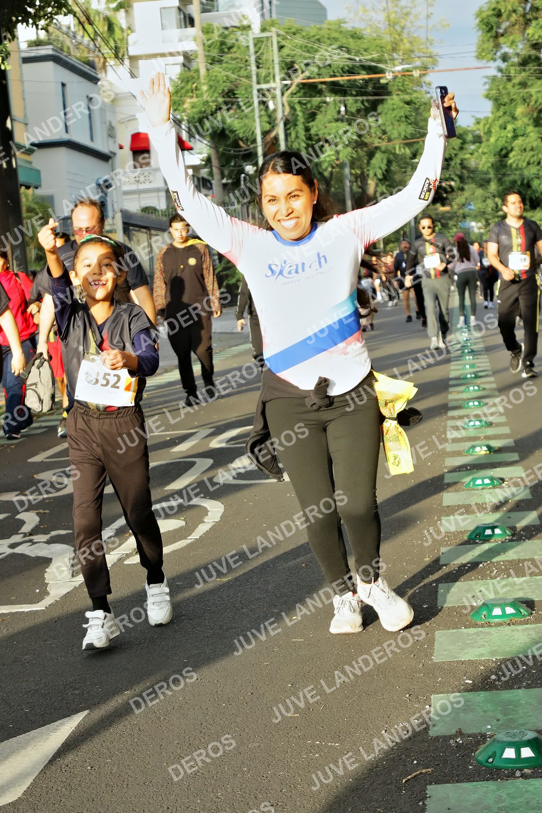 Foto de la X Carrera Leones Negros Red Cola 2026 en Rectoría General de la UdeG, Av. Juárez 976 (meta en Av. Enrique Díaz de León y Pedro Moreno), Guadalajara a las 07:37 · dorsal 52