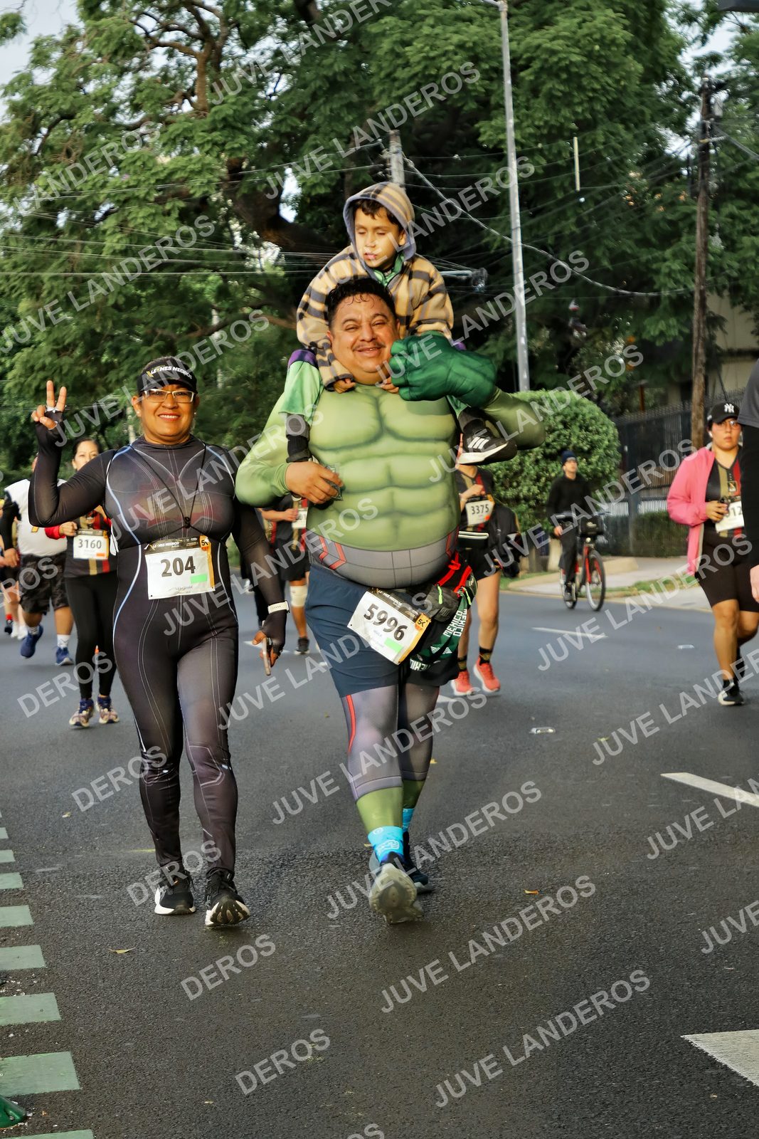 Foto de la X Carrera Leones Negros Red Cola 2026 en Rectoría General de la UdeG, Av. Juárez 976 (meta en Av. Enrique Díaz de León y Pedro Moreno), Guadalajara a las 07:22 · dorsal 204, 5996, 3160, 3375