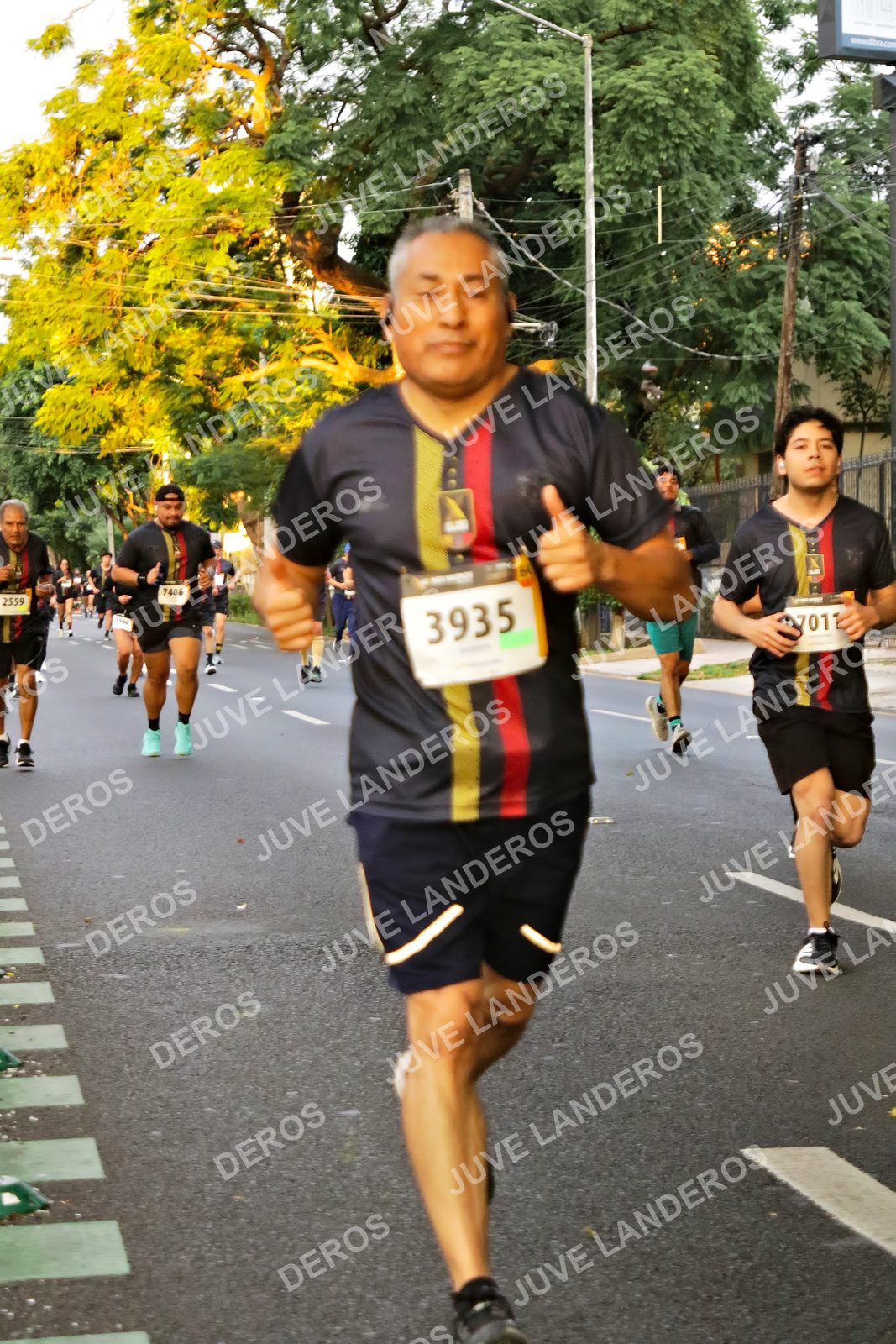 Foto de la X Carrera Leones Negros Red Cola 2026 en Rectoría General de la UdeG, Av. Juárez 976 (meta en Av. Enrique Díaz de León y Pedro Moreno), Guadalajara a las 05:01 · dorsal 3935, 2559, 7406, 7011