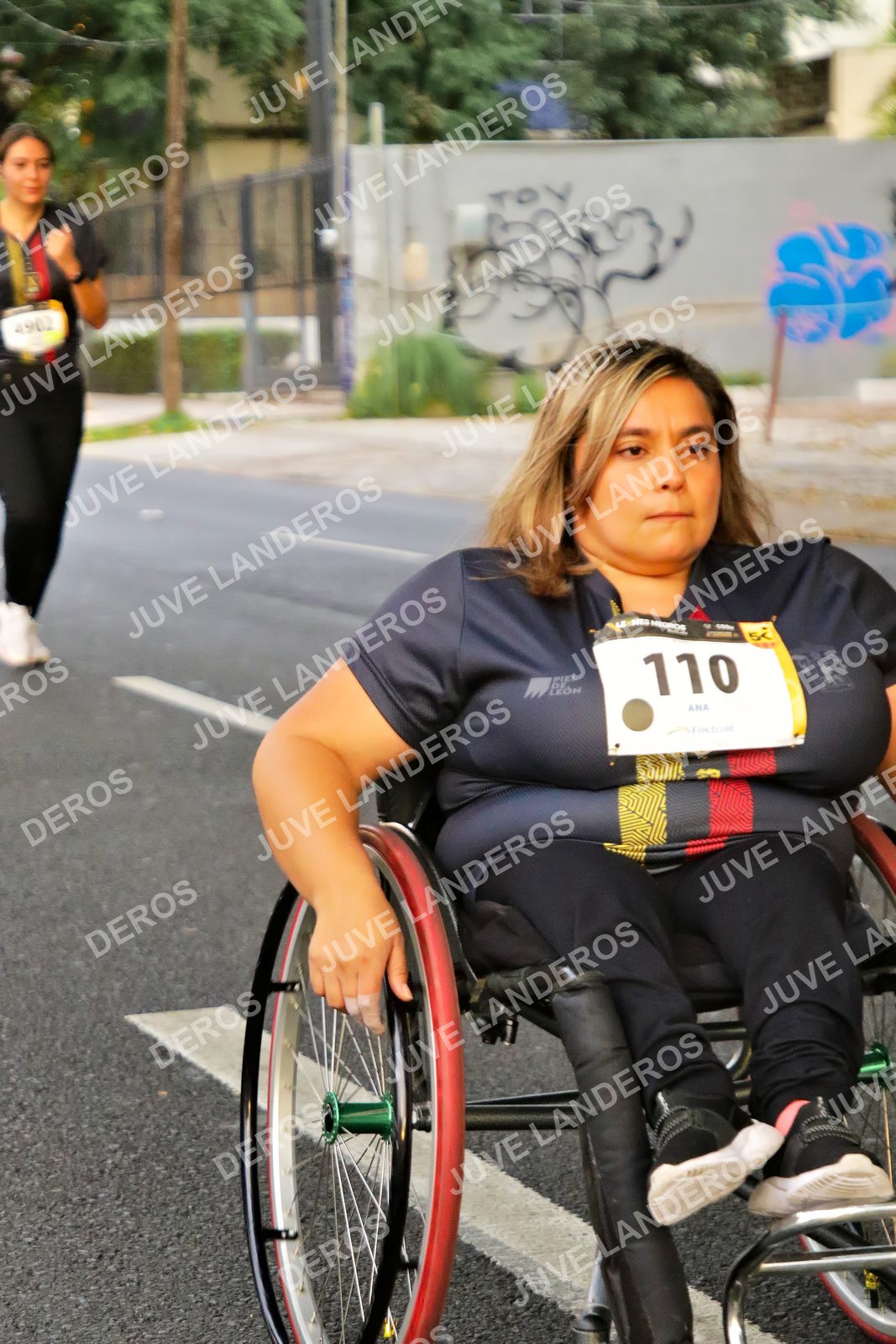 Foto de la X Carrera Leones Negros Red Cola 2026 en Rectoría General de la UdeG, Av. Juárez 976 (meta en Av. Enrique Díaz de León y Pedro Moreno), Guadalajara a las 05:01 · dorsal 110, 4902