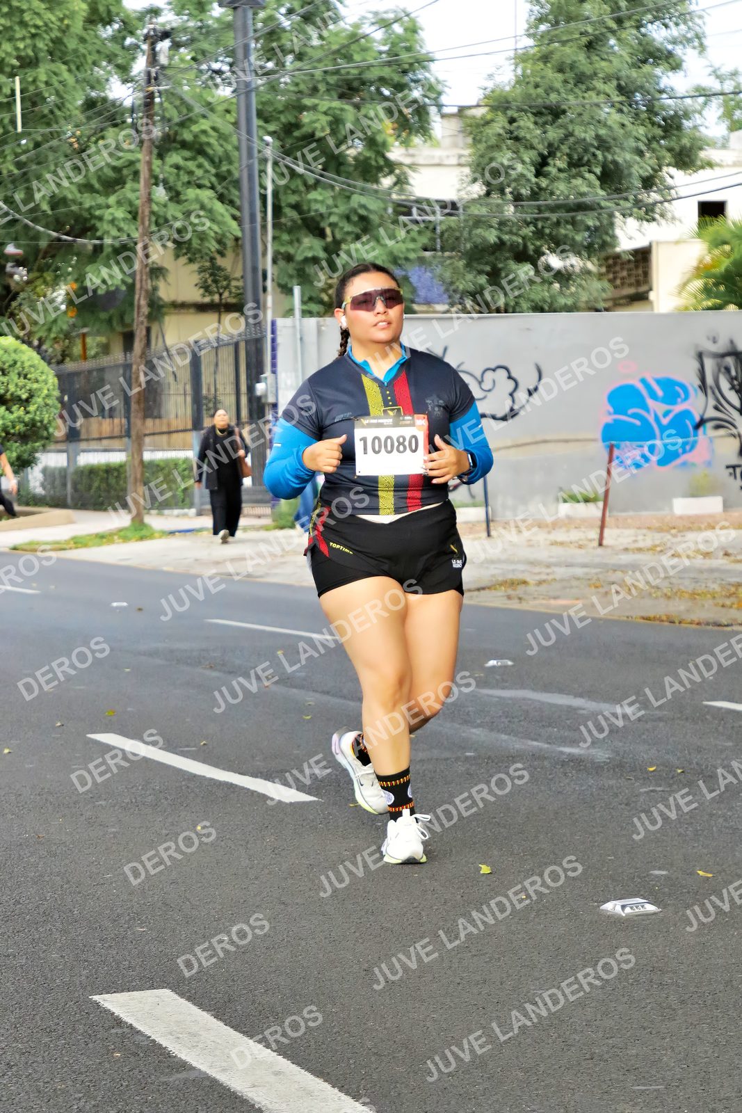 Foto de la X Carrera Leones Negros Red Cola 2026 en Rectoría General de la UdeG, Av. Juárez 976 (meta en Av. Enrique Díaz de León y Pedro Moreno), Guadalajara a las 08:20 · dorsal 10080