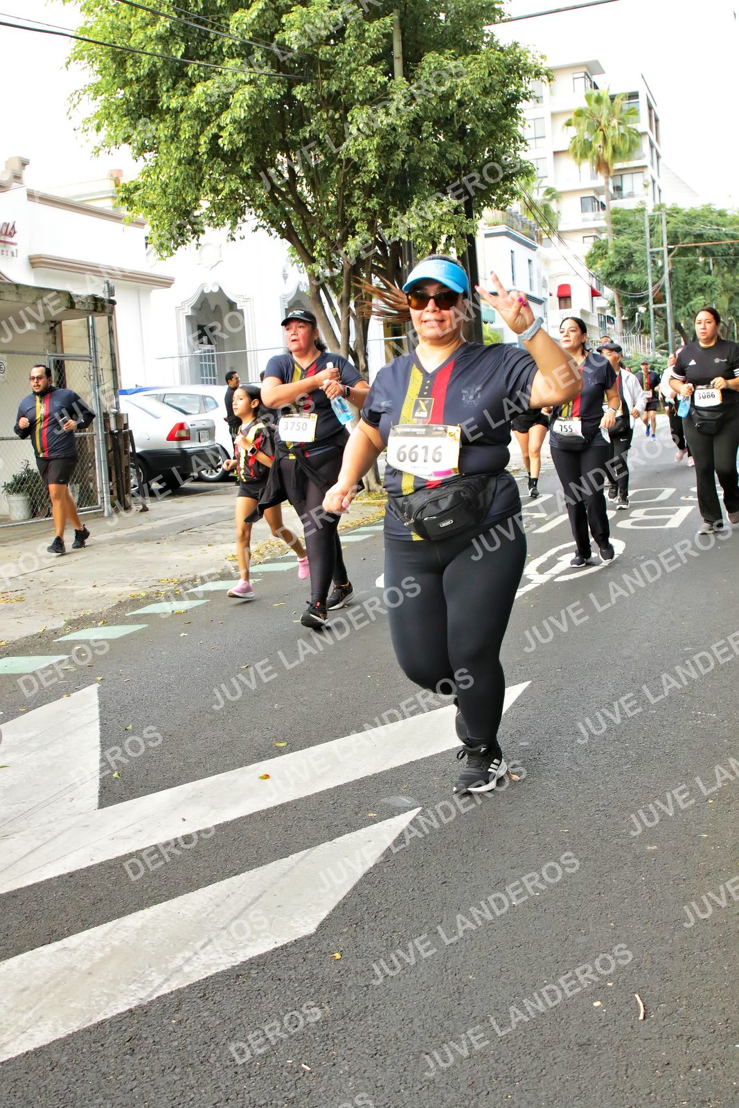 Foto de la X Carrera Leones Negros Red Cola 2026 en Rectoría General de la UdeG, Av. Juárez 976 (meta en Av. Enrique Díaz de León y Pedro Moreno), Guadalajara a las 07:18 · dorsal 6616, 3750, 755, 3086