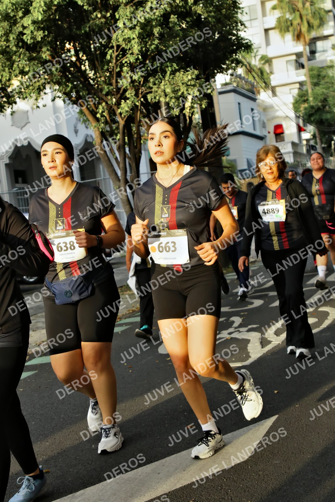Foto de la X Carrera Leones Negros Red Cola 2026 en Rectoría General de la UdeG, Av. Juárez 976 (meta en Av. Enrique Díaz de León y Pedro Moreno), Guadalajara a las 07:23 · dorsal 663, 638, 4889