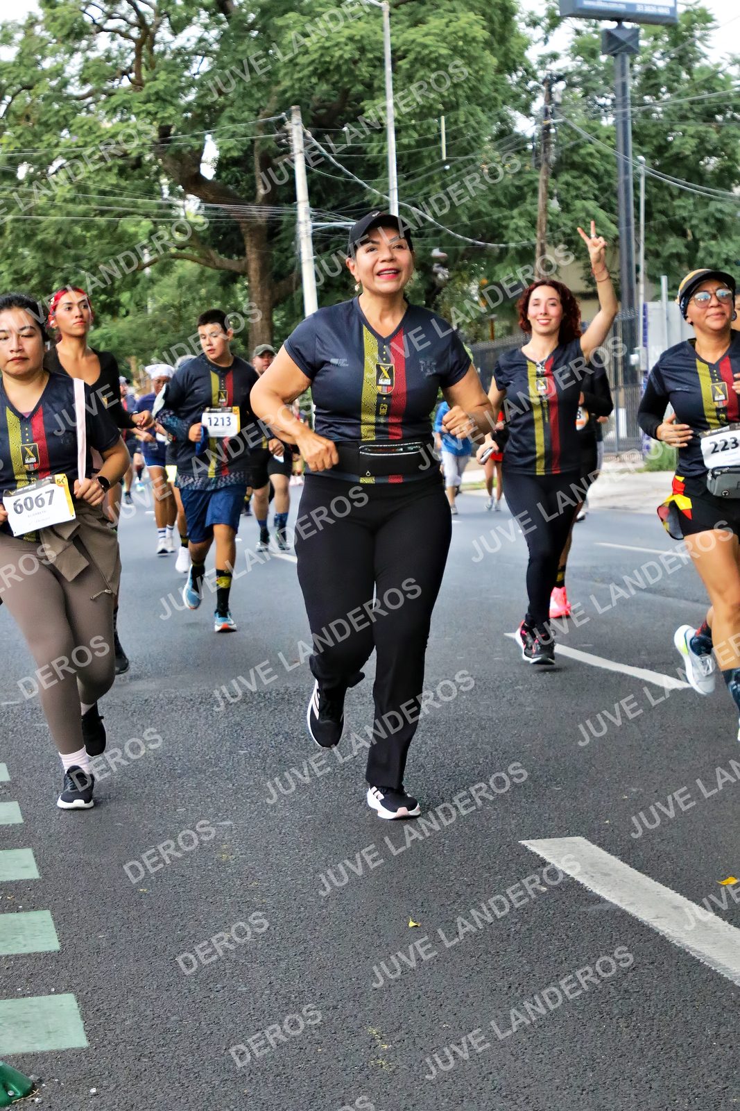 Foto de la X Carrera Leones Negros Red Cola 2026 en Rectoría General de la UdeG, Av. Juárez 976 (meta en Av. Enrique Díaz de León y Pedro Moreno), Guadalajara a las 05:11 · dorsal 1213, 6067, 223