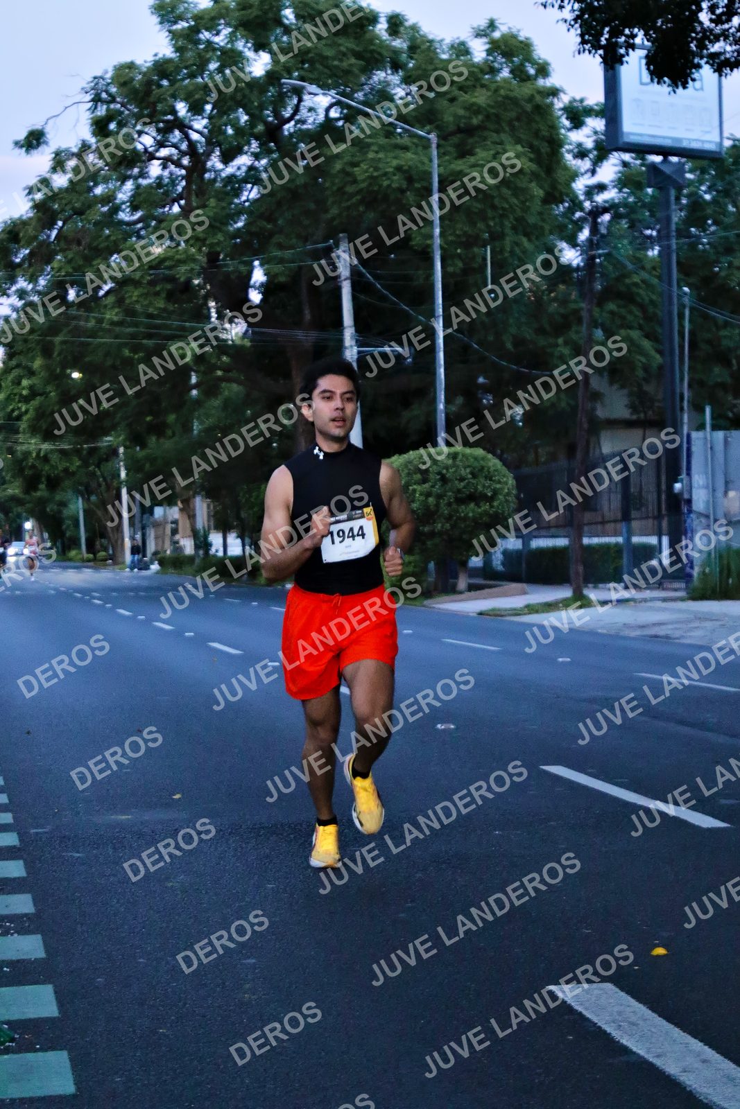 Foto de la X Carrera Leones Negros Red Cola 2026 en Rectoría General de la UdeG, Av. Juárez 976 (meta en Av. Enrique Díaz de León y Pedro Moreno), Guadalajara a las 04:50 · dorsal 1944