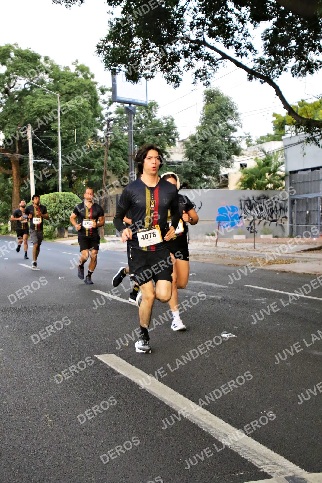 Foto de la X Carrera Leones Negros Red Cola 2026 en Rectoría General de la UdeG, Av. Juárez 976 (meta en Av. Enrique Díaz de León y Pedro Moreno), Guadalajara a las 04:58 · dorsal 4078, 5734