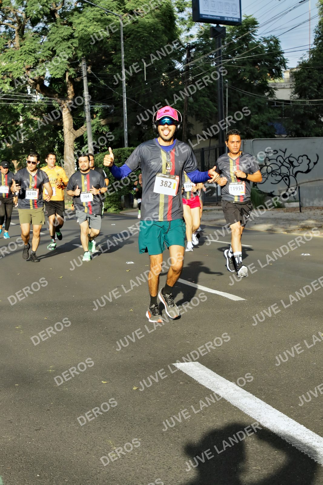 Foto de la X Carrera Leones Negros Red Cola 2026 en Rectoría General de la UdeG, Av. Juárez 976 (meta en Av. Enrique Díaz de León y Pedro Moreno), Guadalajara a las 07:56 · dorsal 382, 364, 8241, 11951