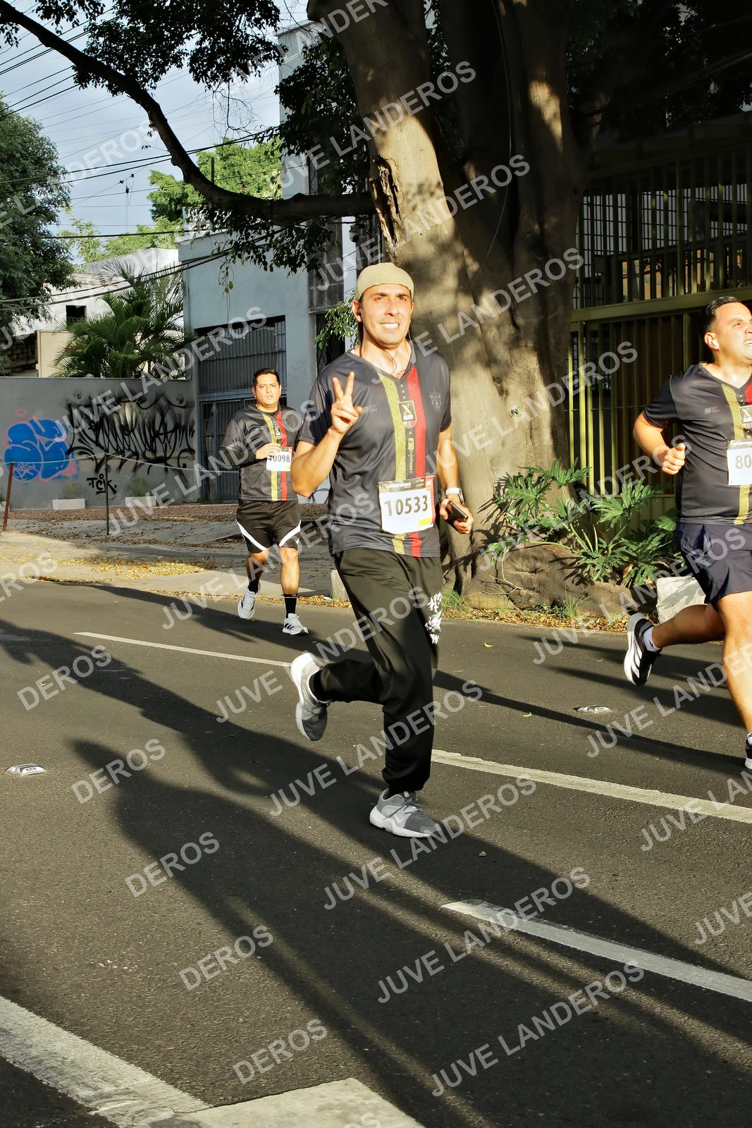 Foto de la X Carrera Leones Negros Red Cola 2026 en Rectoría General de la UdeG, Av. Juárez 976 (meta en Av. Enrique Díaz de León y Pedro Moreno), Guadalajara a las 07:38 · dorsal 10533, 80, 70098