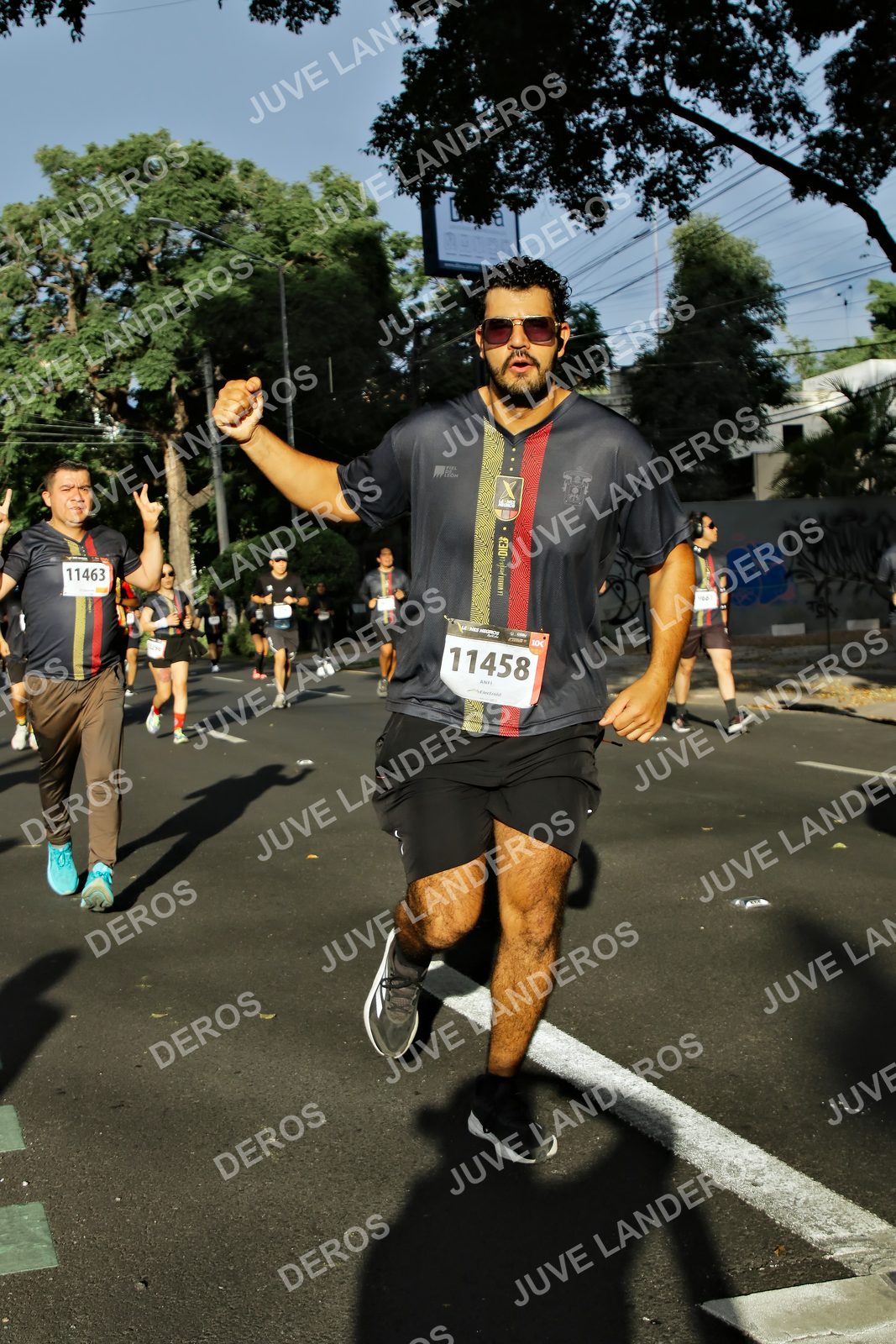 Foto de la X Carrera Leones Negros Red Cola 2026 en Rectoría General de la UdeG, Av. Juárez 976 (meta en Av. Enrique Díaz de León y Pedro Moreno), Guadalajara a las 07:54 · dorsal 11458, 11463