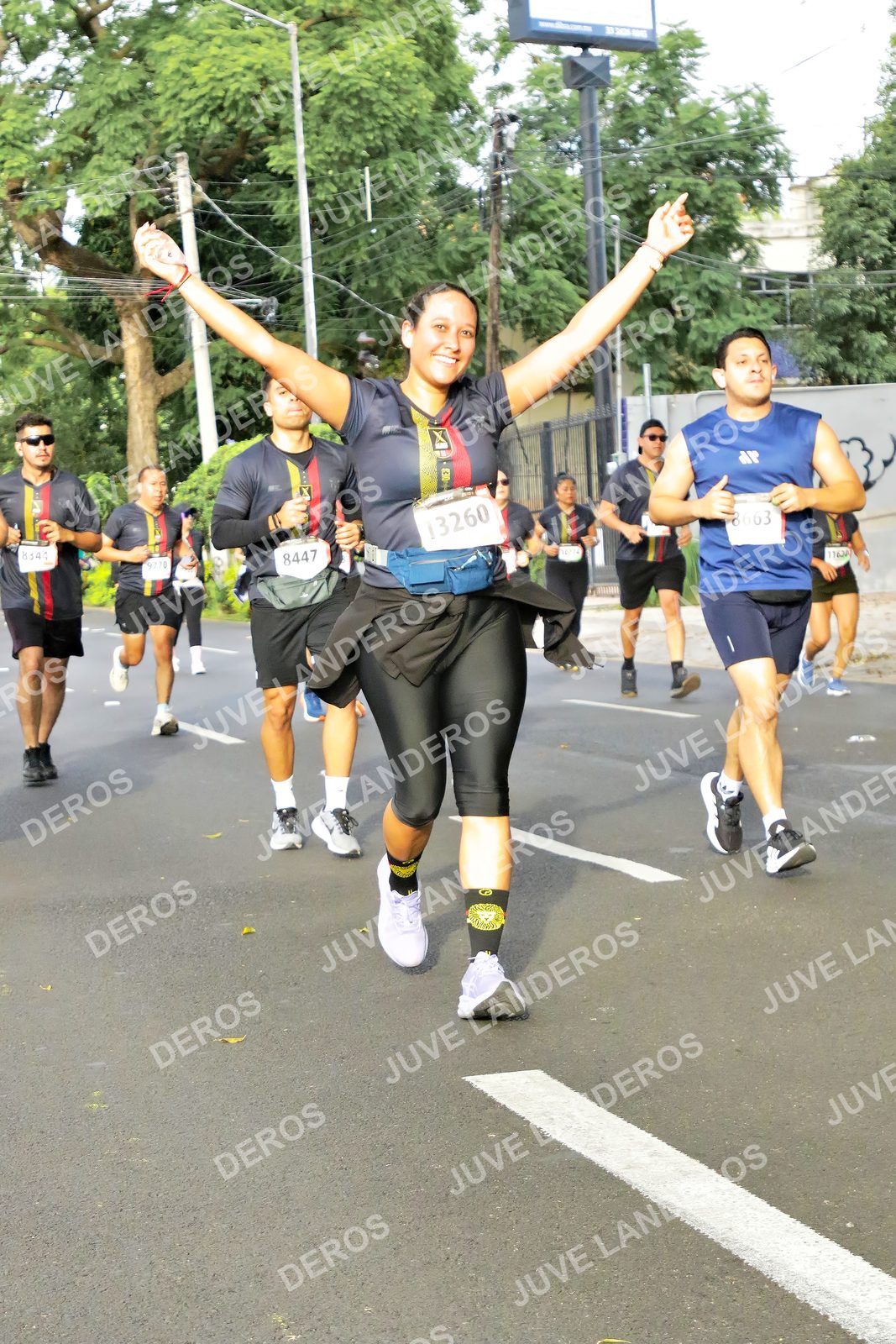 Foto de la X Carrera Leones Negros Red Cola 2026 en Rectoría General de la UdeG, Av. Juárez 976 (meta en Av. Enrique Díaz de León y Pedro Moreno), Guadalajara a las 08:06 · dorsal 8447, 13260, 9110, 8663