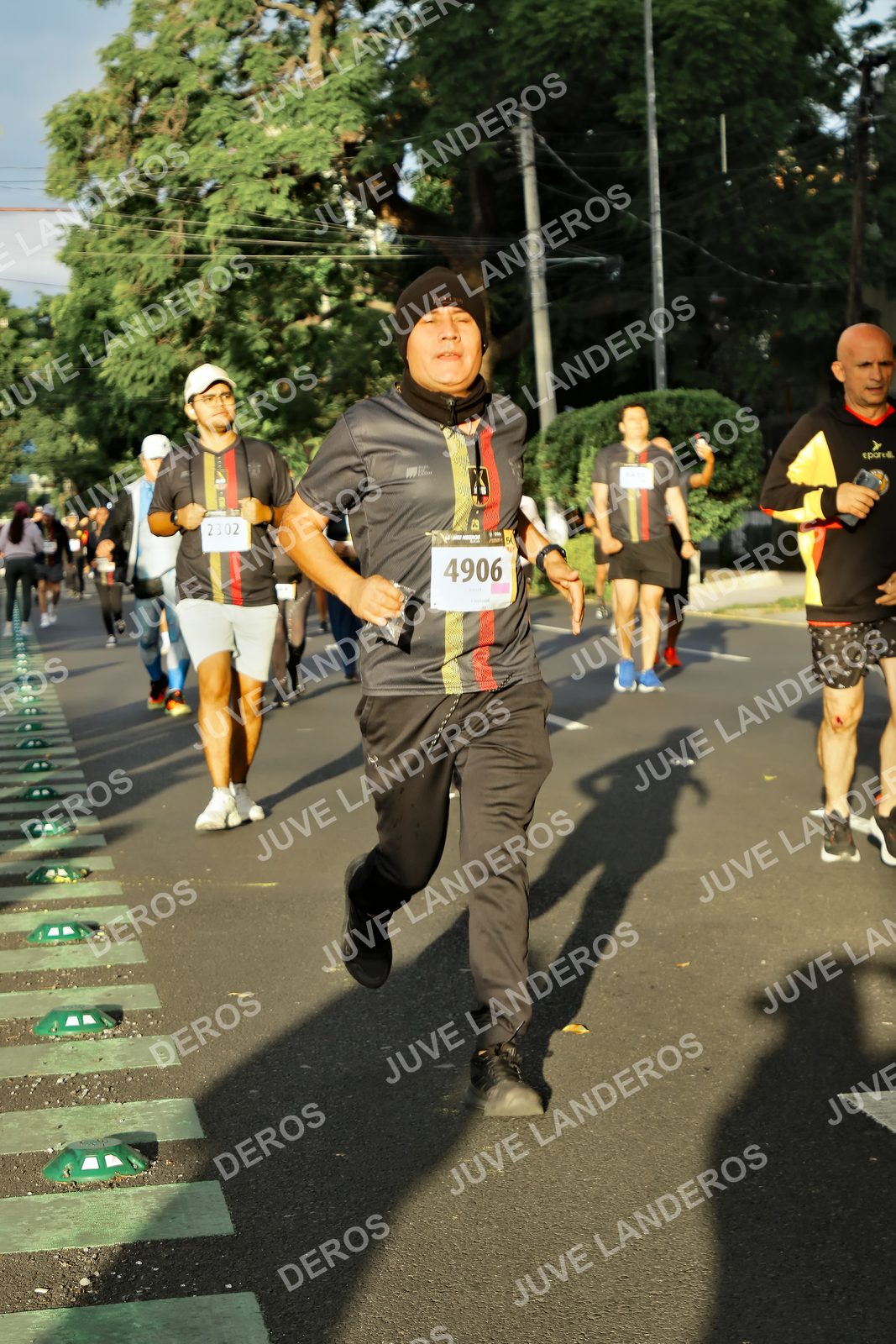 Foto de la X Carrera Leones Negros Red Cola 2026 en Rectoría General de la UdeG, Av. Juárez 976 (meta en Av. Enrique Díaz de León y Pedro Moreno), Guadalajara a las 07:28 · dorsal 4906, 2302