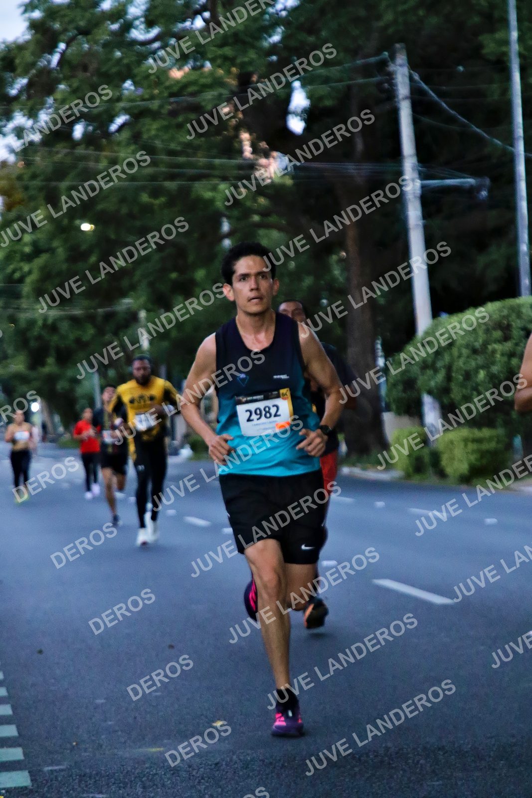 Foto de la X Carrera Leones Negros Red Cola 2026 en Rectoría General de la UdeG, Av. Juárez 976 (meta en Av. Enrique Díaz de León y Pedro Moreno), Guadalajara a las 04:53 · dorsal 2982