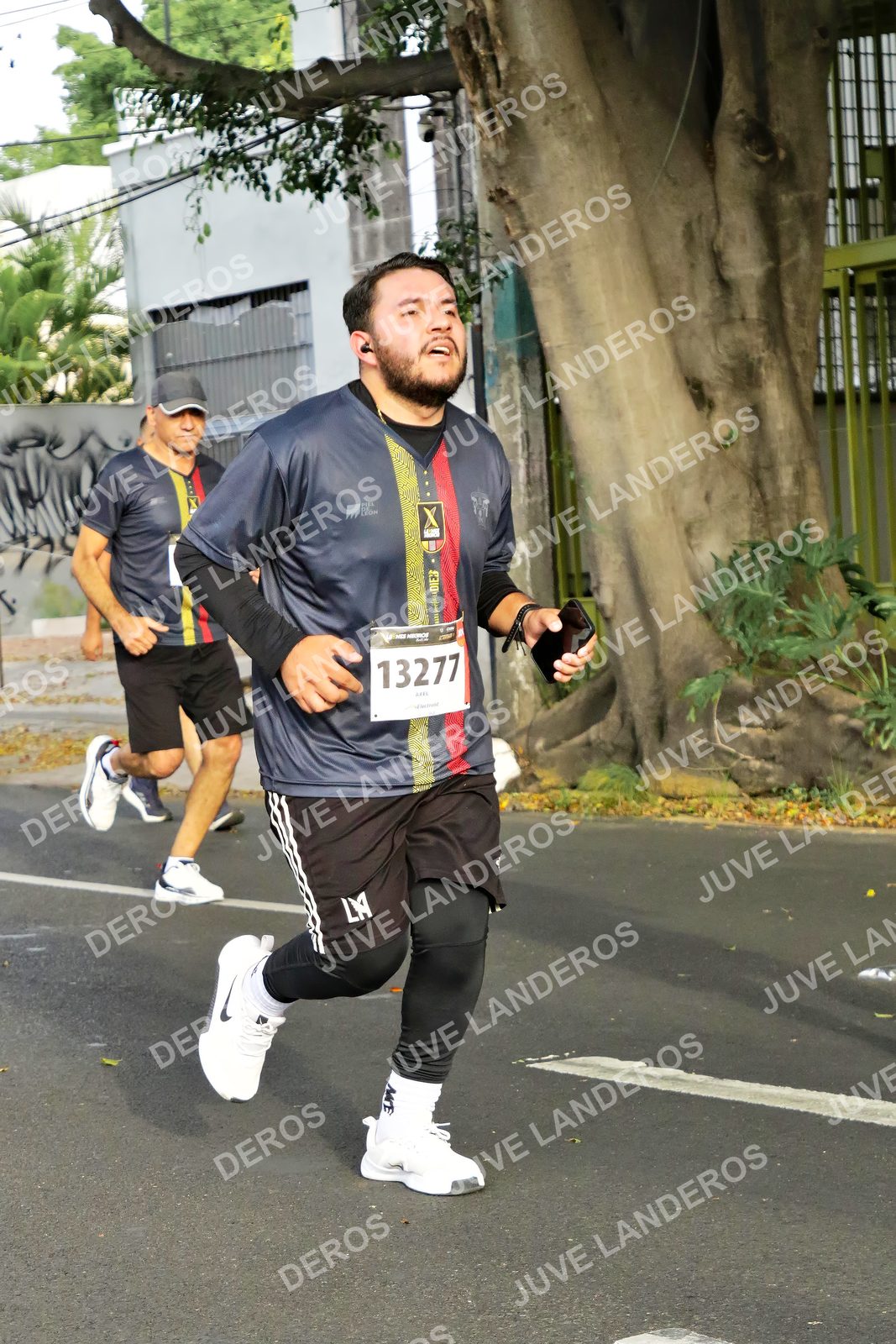 Foto de la X Carrera Leones Negros Red Cola 2026 en Rectoría General de la UdeG, Av. Juárez 976 (meta en Av. Enrique Díaz de León y Pedro Moreno), Guadalajara a las 08:07 · dorsal 13277