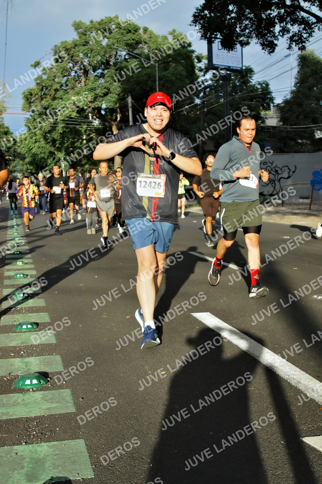 Foto de la X Carrera Leones Negros Red Cola 2026 en Rectoría General de la UdeG, Av. Juárez 976 (meta en Av. Enrique Díaz de León y Pedro Moreno), Guadalajara a las 07:45 · dorsal 12426, 12103