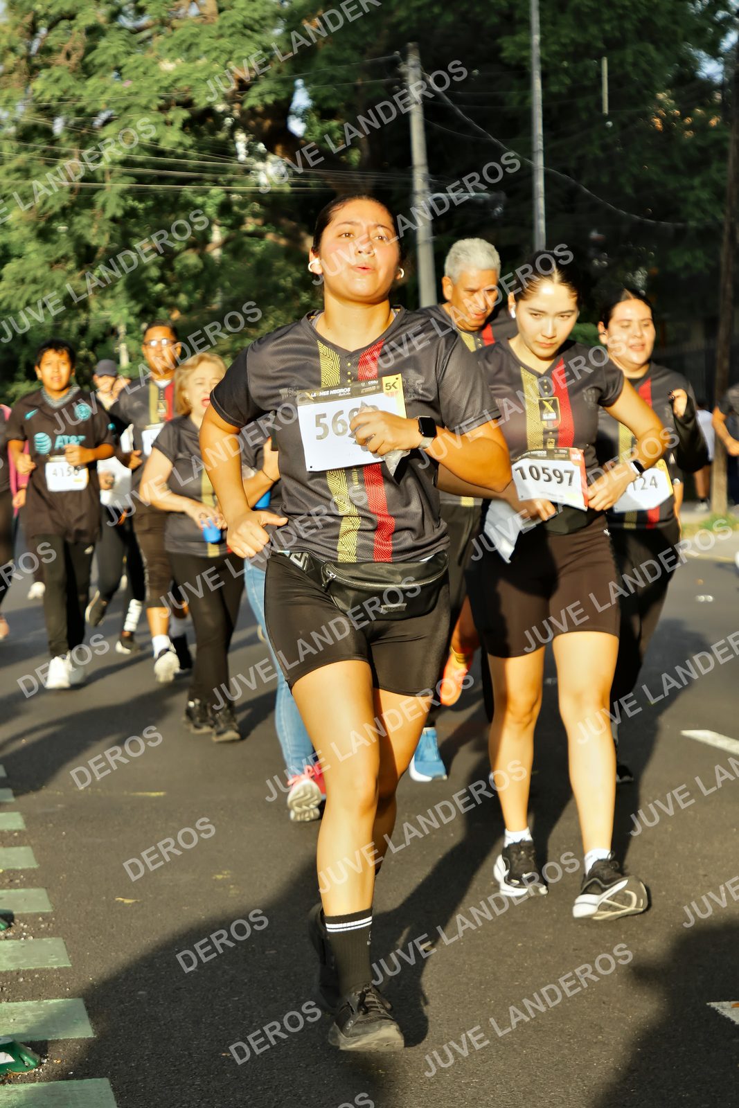 Foto de la X Carrera Leones Negros Red Cola 2026 en Rectoría General de la UdeG, Av. Juárez 976 (meta en Av. Enrique Díaz de León y Pedro Moreno), Guadalajara a las 07:32 · dorsal 4156, 10597, 124