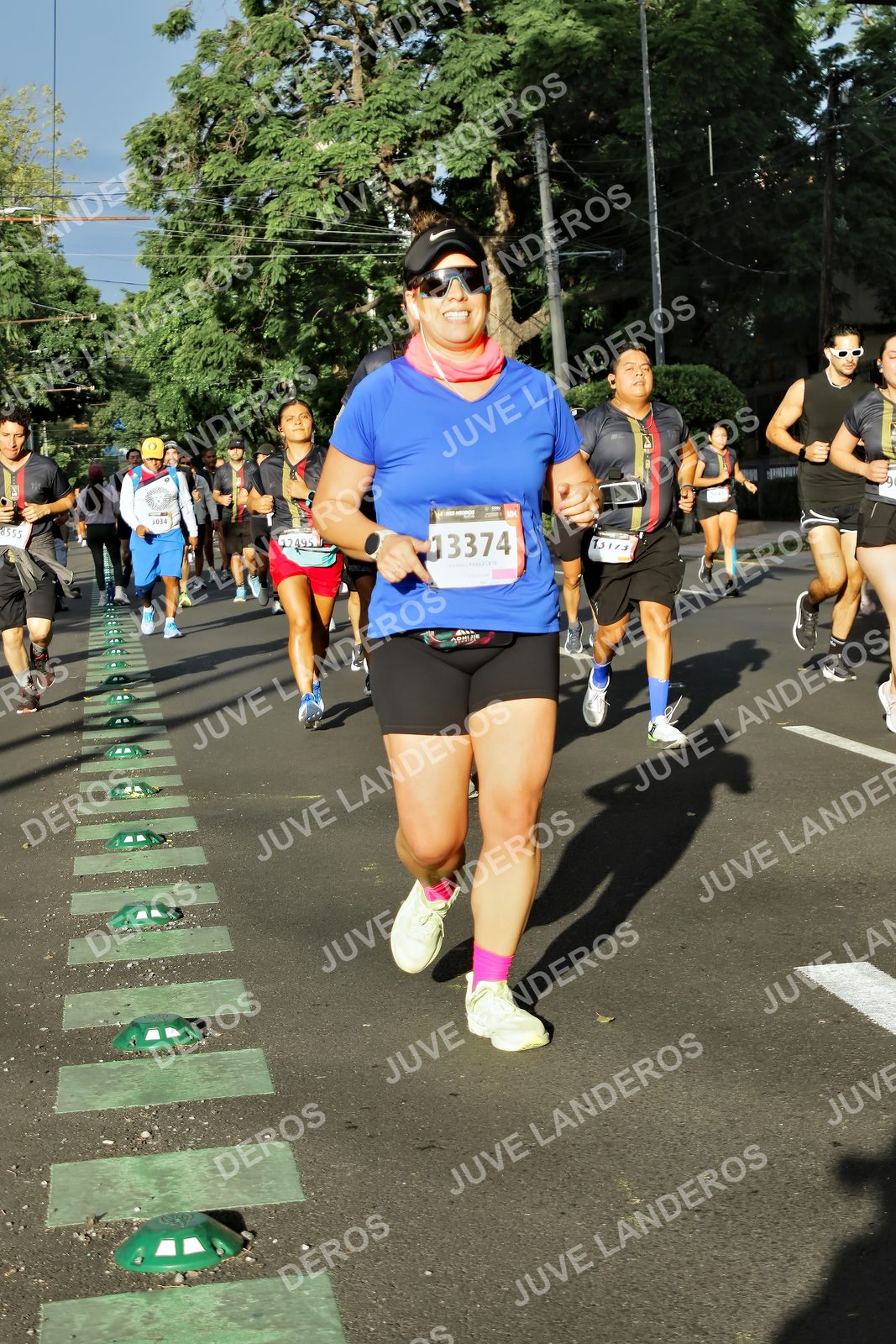 Foto de la X Carrera Leones Negros Red Cola 2026 en Rectoría General de la UdeG, Av. Juárez 976 (meta en Av. Enrique Díaz de León y Pedro Moreno), Guadalajara a las 07:53 · dorsal 8555, 13374, 1034
