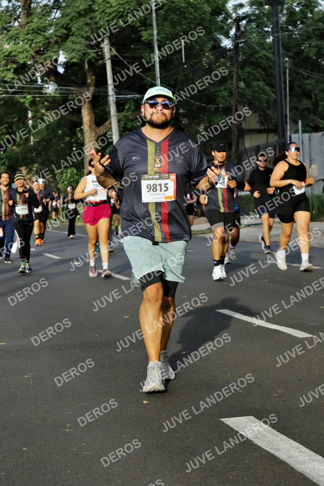 Foto de la X Carrera Leones Negros Red Cola 2026 en Rectoría General de la UdeG, Av. Juárez 976 (meta en Av. Enrique Díaz de León y Pedro Moreno), Guadalajara a las 08:02 · dorsal 9815, 12090, 103