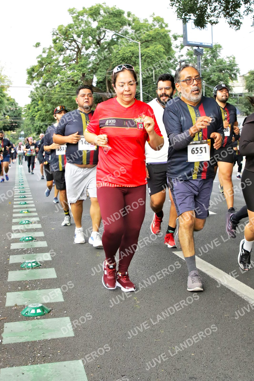 Foto de la X Carrera Leones Negros Red Cola 2026 en Rectoría General de la UdeG, Av. Juárez 976 (meta en Av. Enrique Díaz de León y Pedro Moreno), Guadalajara a las 07:17 · dorsal 6551, 26, 142