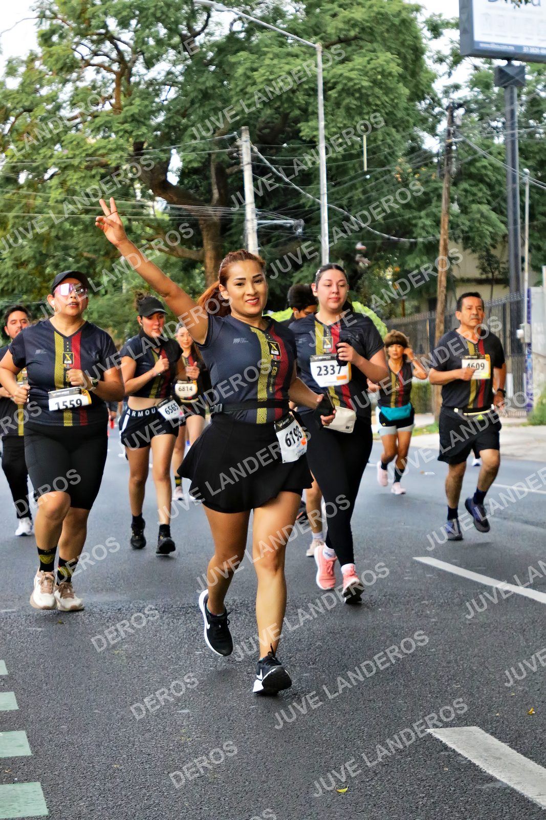 Foto de la X Carrera Leones Negros Red Cola 2026 en Rectoría General de la UdeG, Av. Juárez 976 (meta en Av. Enrique Díaz de León y Pedro Moreno), Guadalajara a las 05:08 · dorsal 6198, 1559, 2337, 6565