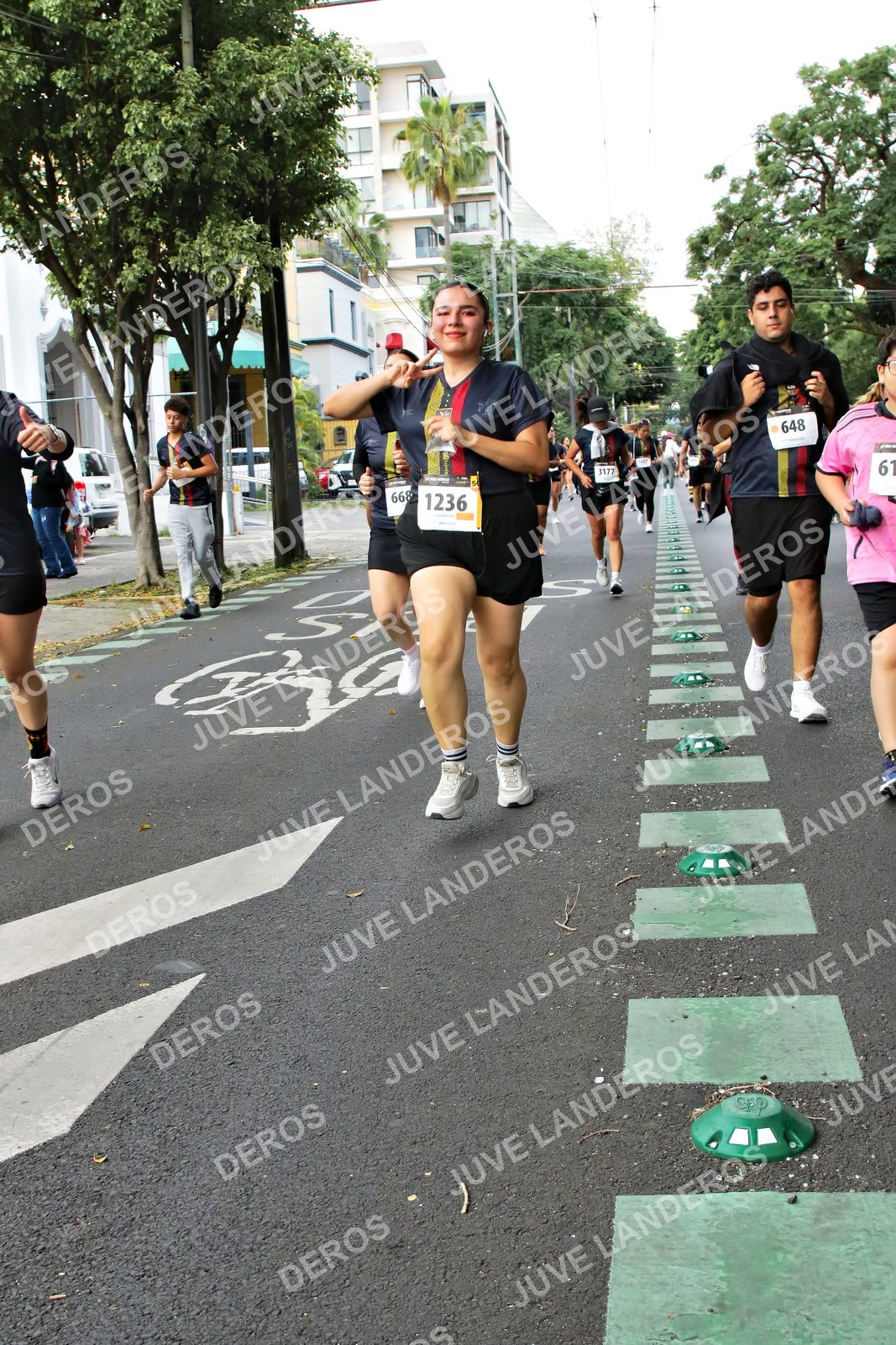 Foto de la X Carrera Leones Negros Red Cola 2026 en Rectoría General de la UdeG, Av. Juárez 976 (meta en Av. Enrique Díaz de León y Pedro Moreno), Guadalajara a las 07:16 · dorsal 1236, 61, 648, 668