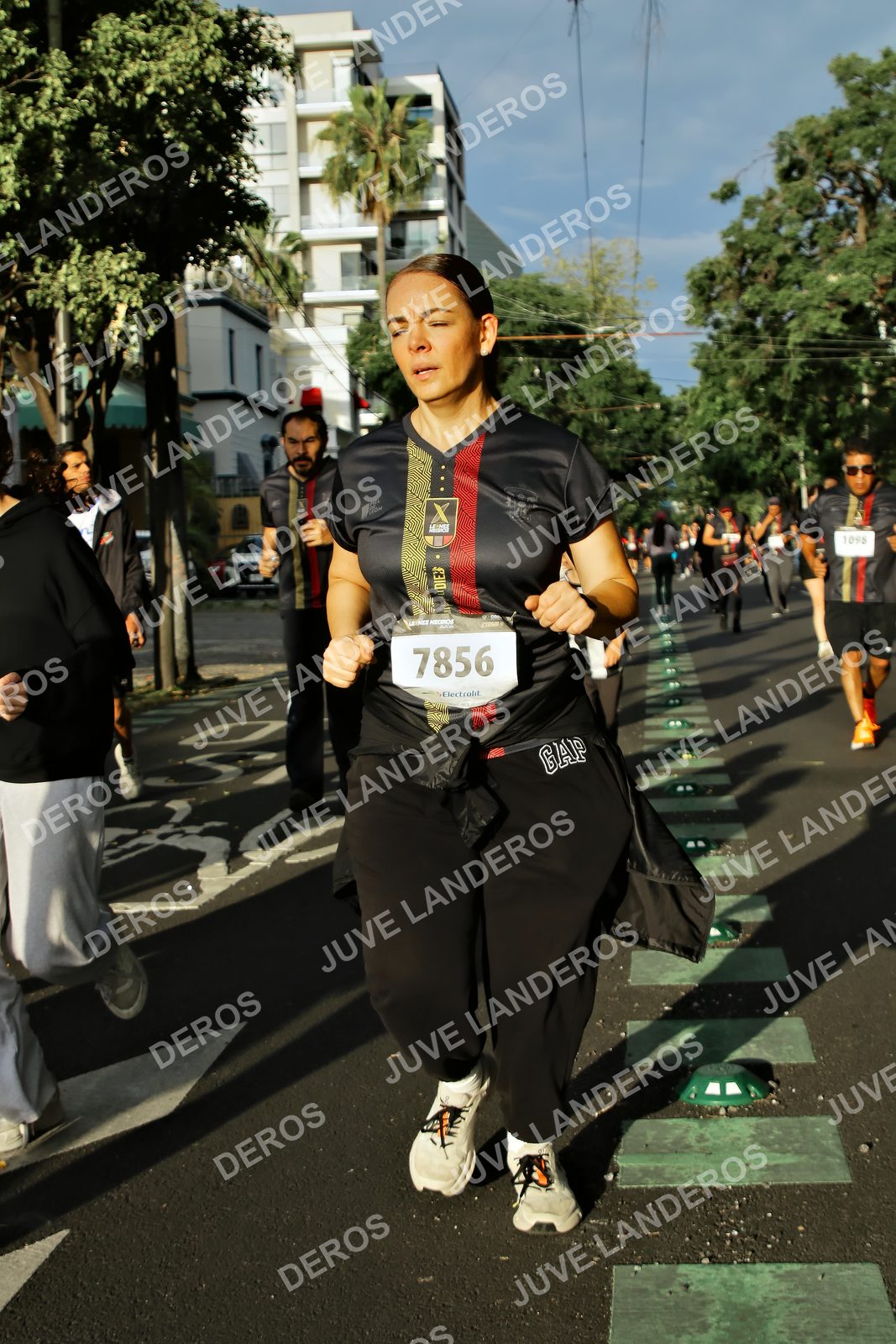 Foto de la X Carrera Leones Negros Red Cola 2026 en Rectoría General de la UdeG, Av. Juárez 976 (meta en Av. Enrique Díaz de León y Pedro Moreno), Guadalajara a las 07:40 · dorsal 7856
