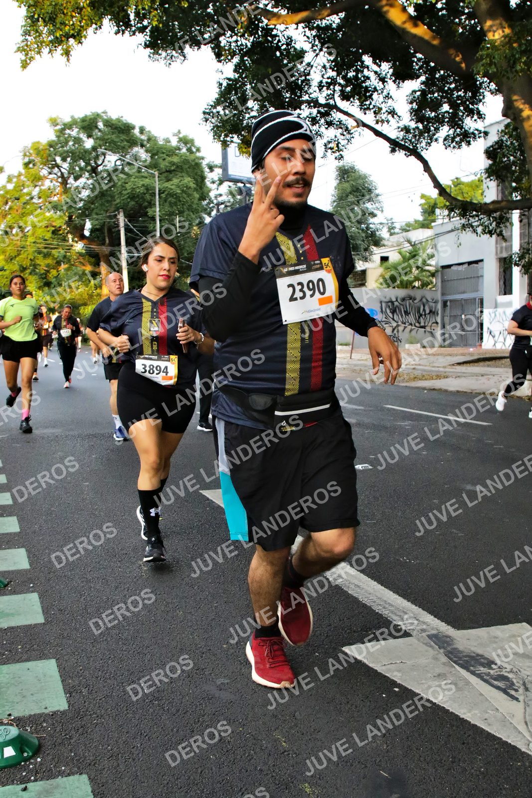 Foto de la X Carrera Leones Negros Red Cola 2026 en Rectoría General de la UdeG, Av. Juárez 976 (meta en Av. Enrique Díaz de León y Pedro Moreno), Guadalajara a las 05:06 · dorsal 2390, 3894