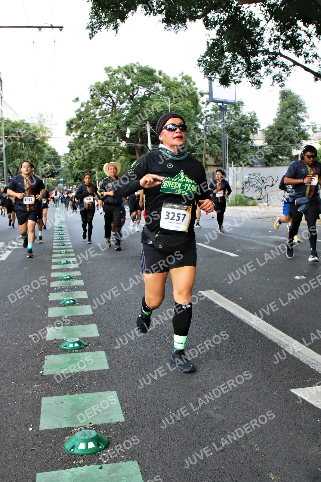 Foto de la X Carrera Leones Negros Red Cola 2026 en Rectoría General de la UdeG, Av. Juárez 976 (meta en Av. Enrique Díaz de León y Pedro Moreno), Guadalajara a las 05:10 · dorsal 3257, 3493, 5430