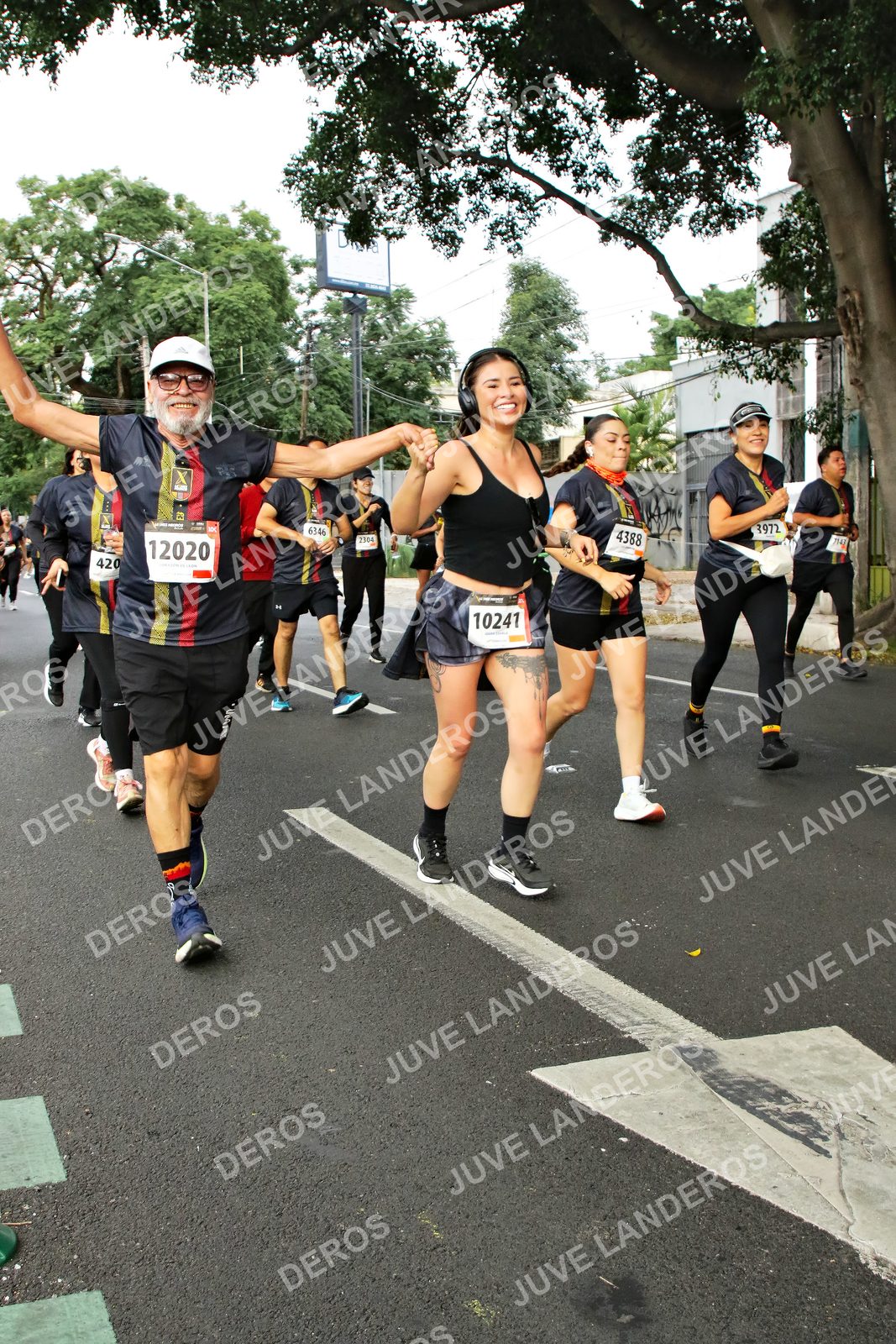 Foto de la X Carrera Leones Negros Red Cola 2026 en Rectoría General de la UdeG, Av. Juárez 976 (meta en Av. Enrique Díaz de León y Pedro Moreno), Guadalajara a las 07:18 · dorsal 10241, 12020, 3972, 4388