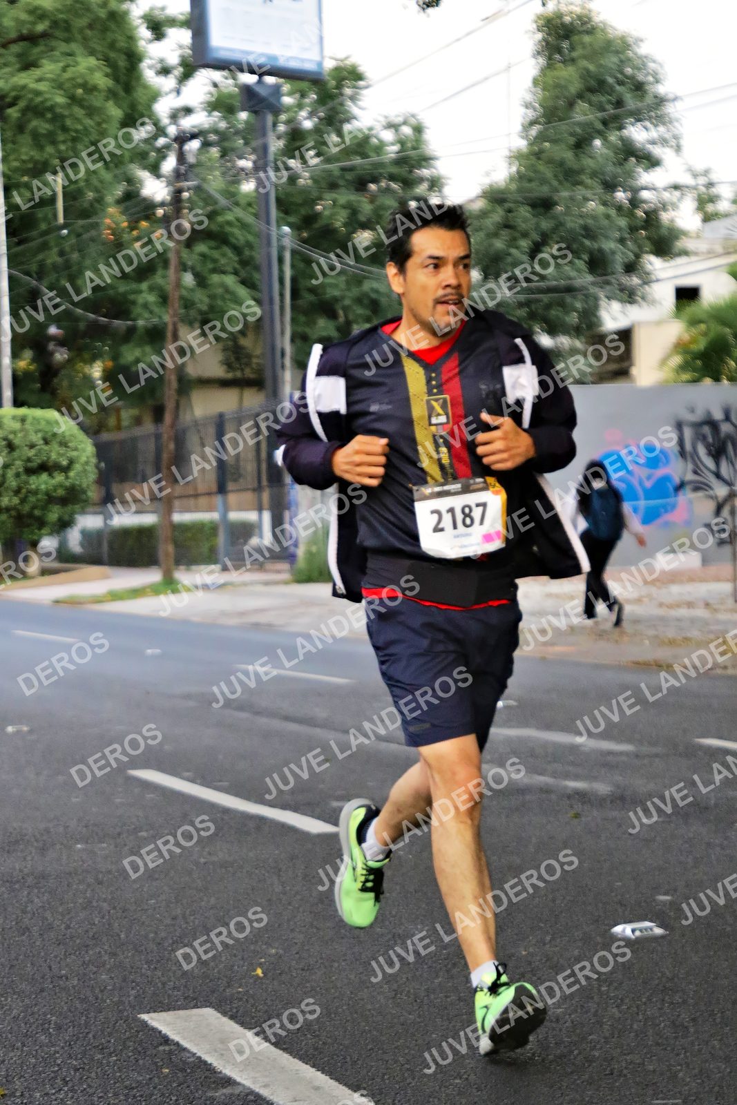Foto de la X Carrera Leones Negros Red Cola 2026 en Rectoría General de la UdeG, Av. Juárez 976 (meta en Av. Enrique Díaz de León y Pedro Moreno), Guadalajara a las 04:58 · dorsal 2187