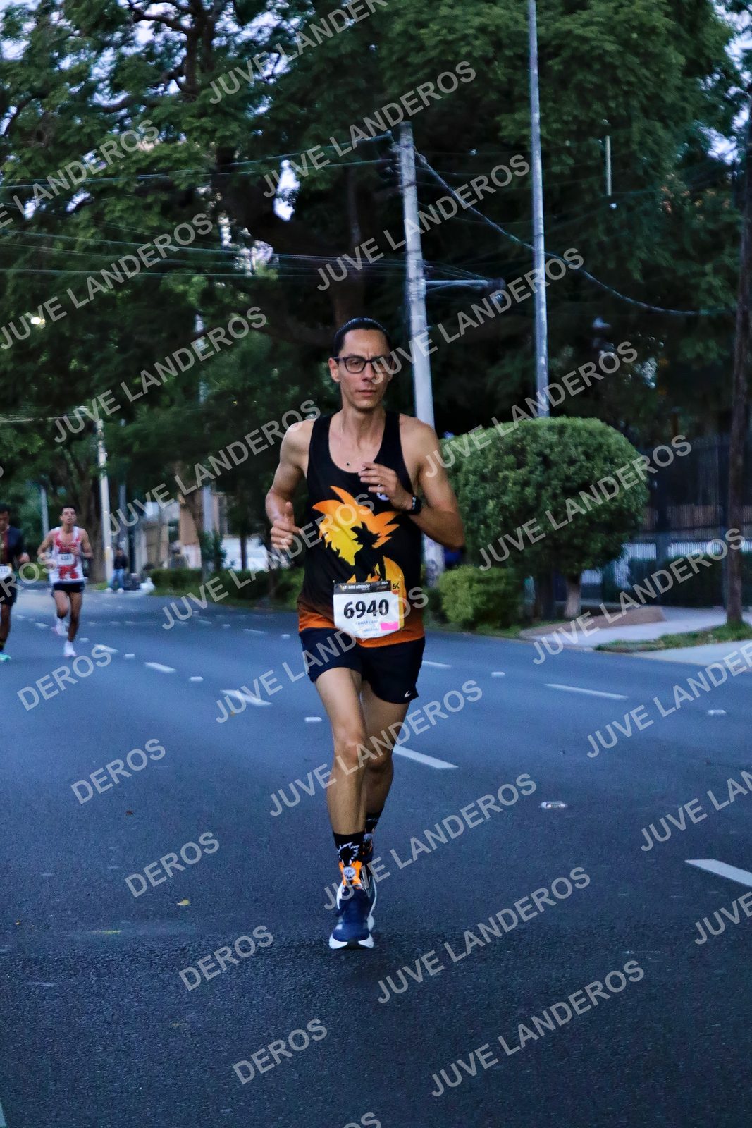Foto de la X Carrera Leones Negros Red Cola 2026 en Rectoría General de la UdeG, Av. Juárez 976 (meta en Av. Enrique Díaz de León y Pedro Moreno), Guadalajara a las 04:50 · dorsal 6940