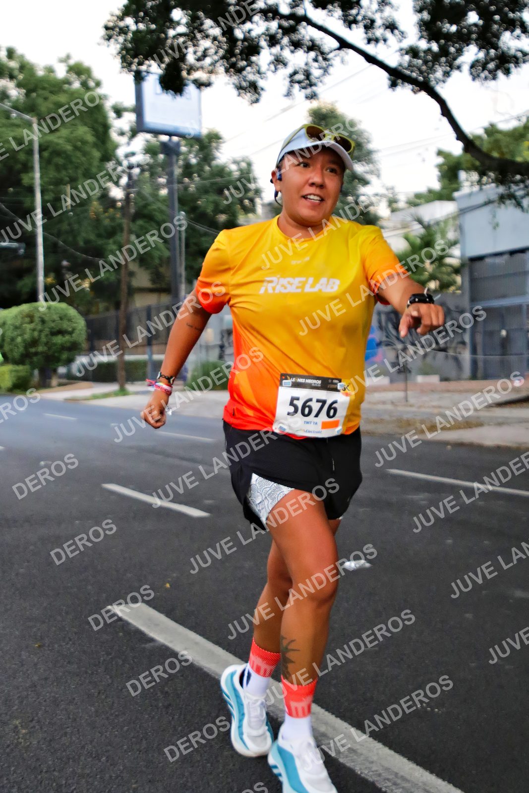 Foto de la X Carrera Leones Negros Red Cola 2026 en Rectoría General de la UdeG, Av. Juárez 976 (meta en Av. Enrique Díaz de León y Pedro Moreno), Guadalajara a las 04:57 · dorsal 5676