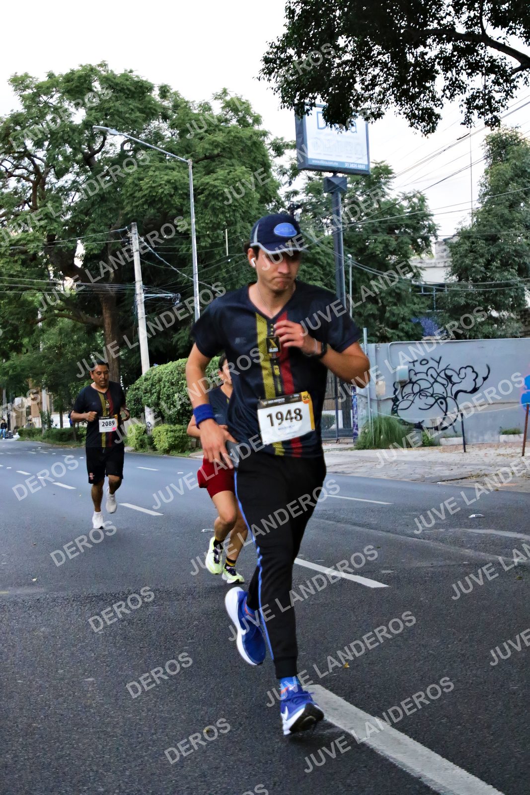 Foto de la X Carrera Leones Negros Red Cola 2026 en Rectoría General de la UdeG, Av. Juárez 976 (meta en Av. Enrique Díaz de León y Pedro Moreno), Guadalajara a las 04:56 · dorsal 1948, 2089