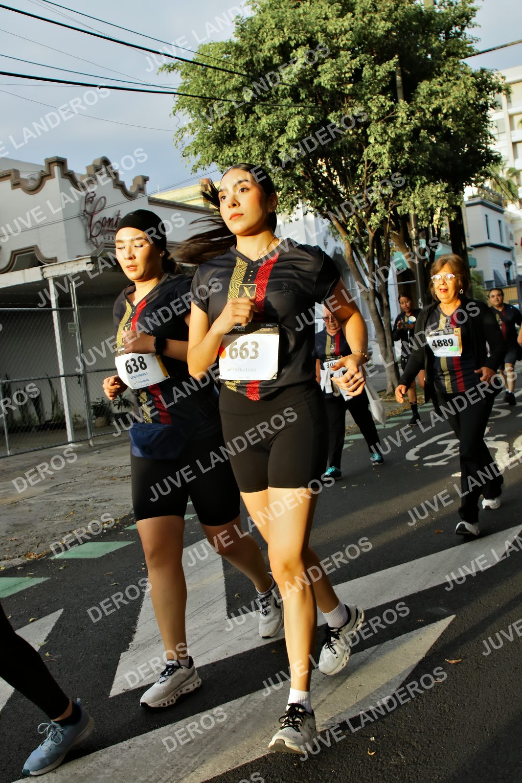 Foto de la X Carrera Leones Negros Red Cola 2026 en Rectoría General de la UdeG, Av. Juárez 976 (meta en Av. Enrique Díaz de León y Pedro Moreno), Guadalajara a las 07:23 · dorsal 663, 638, 4889, 30