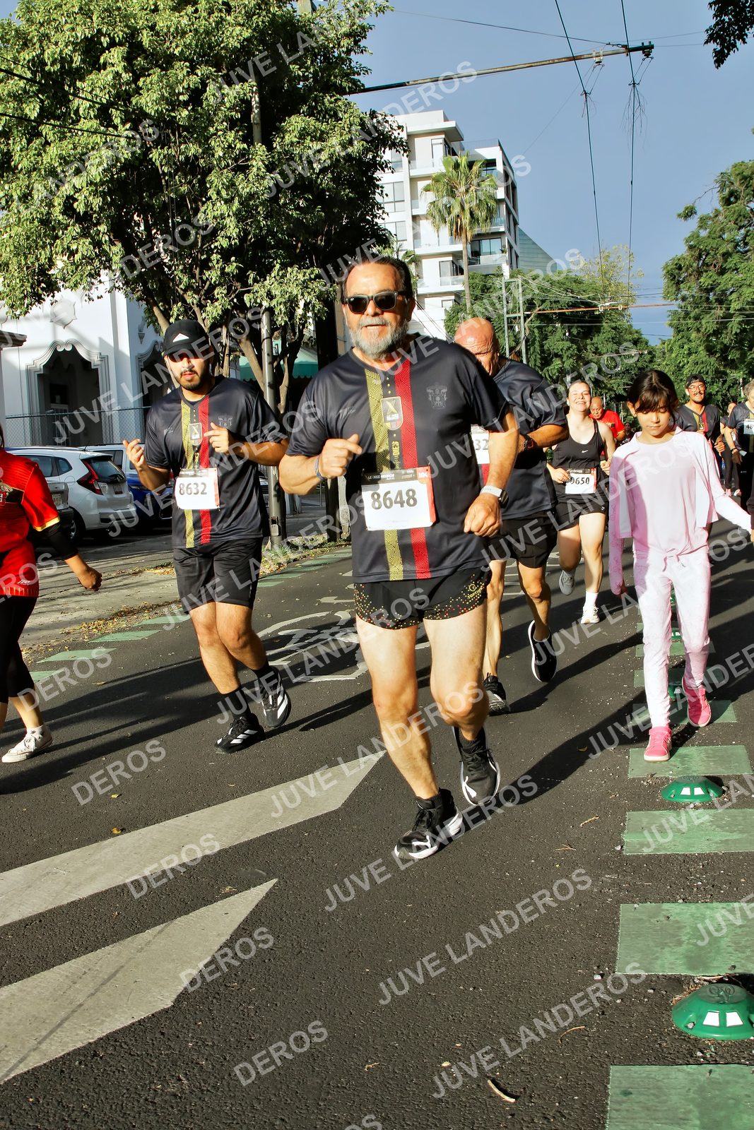 Foto de la X Carrera Leones Negros Red Cola 2026 en Rectoría General de la UdeG, Av. Juárez 976 (meta en Av. Enrique Díaz de León y Pedro Moreno), Guadalajara a las 07:56 · dorsal 8648, 8632, 650