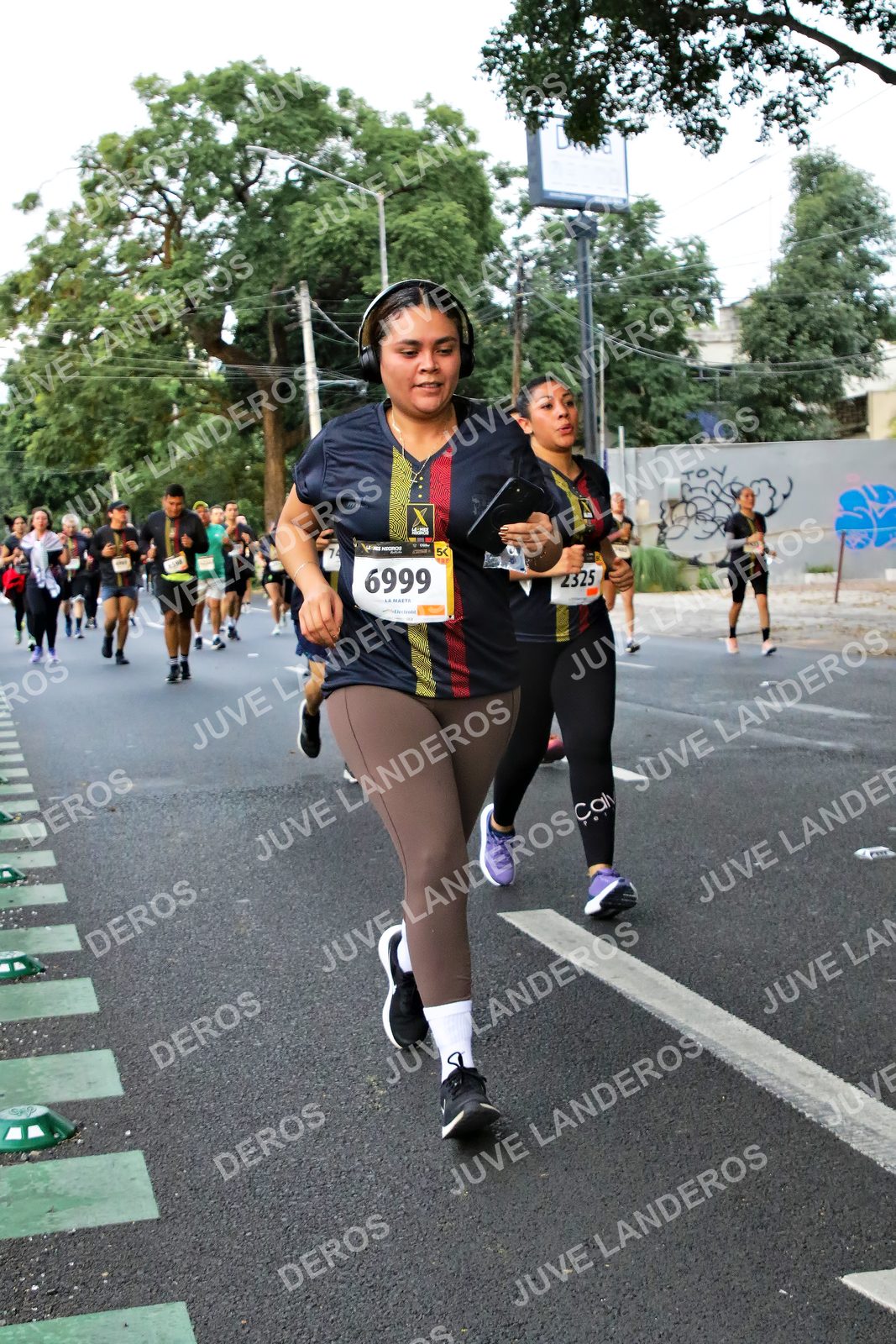 Foto de la X Carrera Leones Negros Red Cola 2026 en Rectoría General de la UdeG, Av. Juárez 976 (meta en Av. Enrique Díaz de León y Pedro Moreno), Guadalajara a las 05:09 · dorsal 6999, 2325
