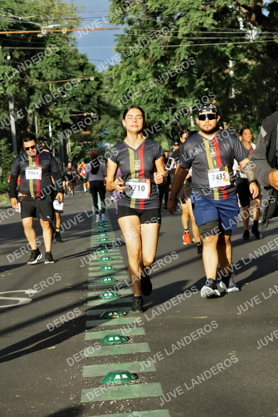 Foto de la X Carrera Leones Negros Red Cola 2026 en Rectoría General de la UdeG, Av. Juárez 976 (meta en Av. Enrique Díaz de León y Pedro Moreno), Guadalajara a las 07:55 · dorsal 7923, 7435, 9710, 303