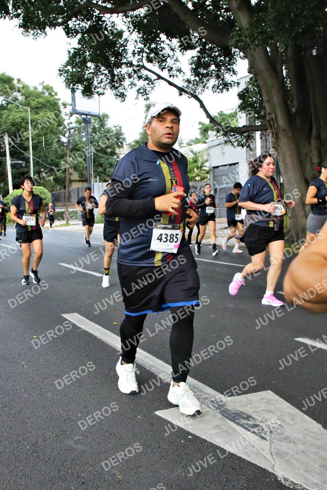 Foto de la X Carrera Leones Negros Red Cola 2026 en Rectoría General de la UdeG, Av. Juárez 976 (meta en Av. Enrique Díaz de León y Pedro Moreno), Guadalajara a las 05:11 · dorsal 4385, 377, 305, 4005
