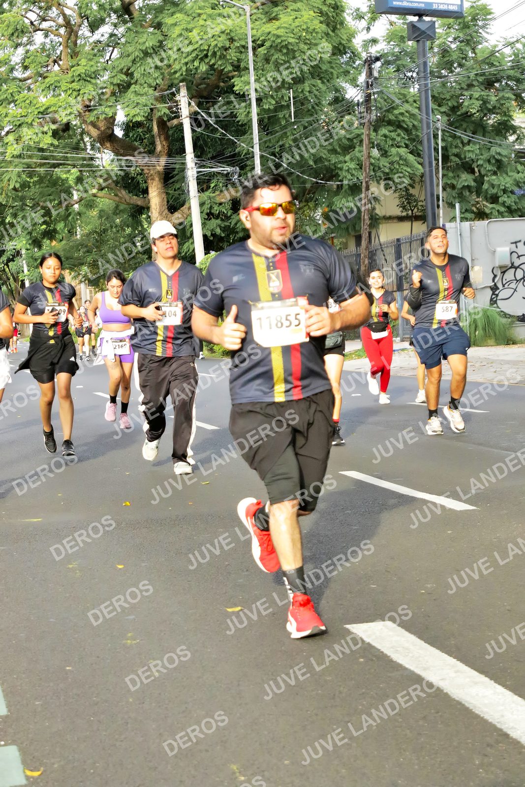 Foto de la X Carrera Leones Negros Red Cola 2026 en Rectoría General de la UdeG, Av. Juárez 976 (meta en Av. Enrique Díaz de León y Pedro Moreno), Guadalajara a las 08:04 · dorsal 11855, 587, 4845, 2169