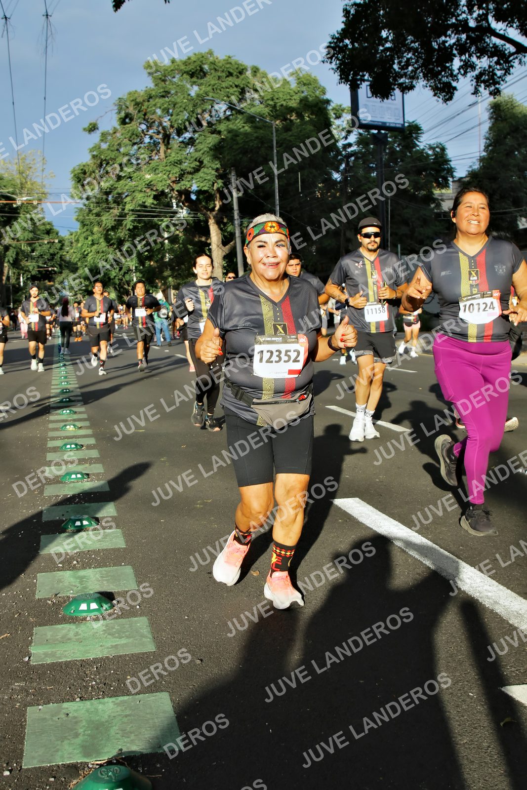 Foto de la X Carrera Leones Negros Red Cola 2026 en Rectoría General de la UdeG, Av. Juárez 976 (meta en Av. Enrique Díaz de León y Pedro Moreno), Guadalajara a las 07:49 · dorsal 12352, 10124, 11158