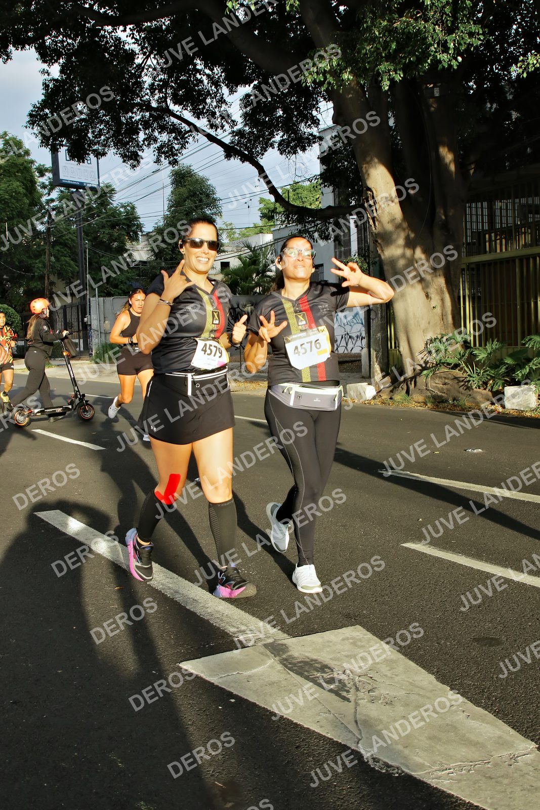 Foto de la X Carrera Leones Negros Red Cola 2026 en Rectoría General de la UdeG, Av. Juárez 976 (meta en Av. Enrique Díaz de León y Pedro Moreno), Guadalajara a las 07:37 · dorsal 4579, 4576