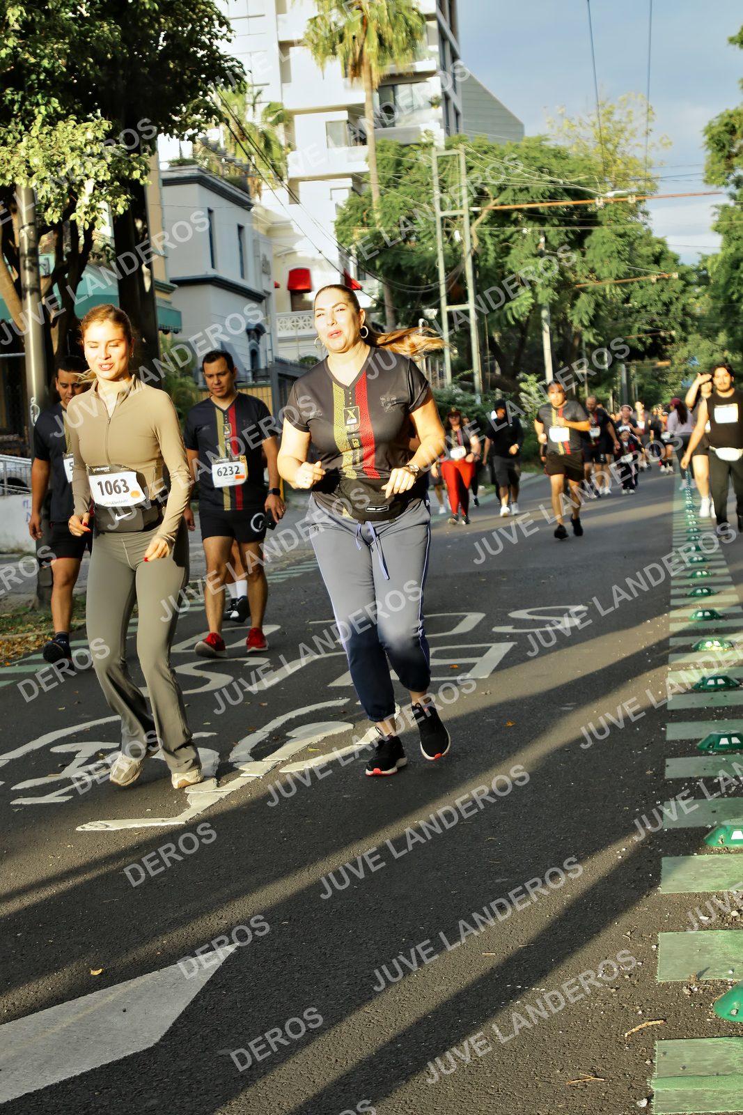 Foto de la X Carrera Leones Negros Red Cola 2026 en Rectoría General de la UdeG, Av. Juárez 976 (meta en Av. Enrique Díaz de León y Pedro Moreno), Guadalajara a las 07:27 · dorsal 1063, 6232