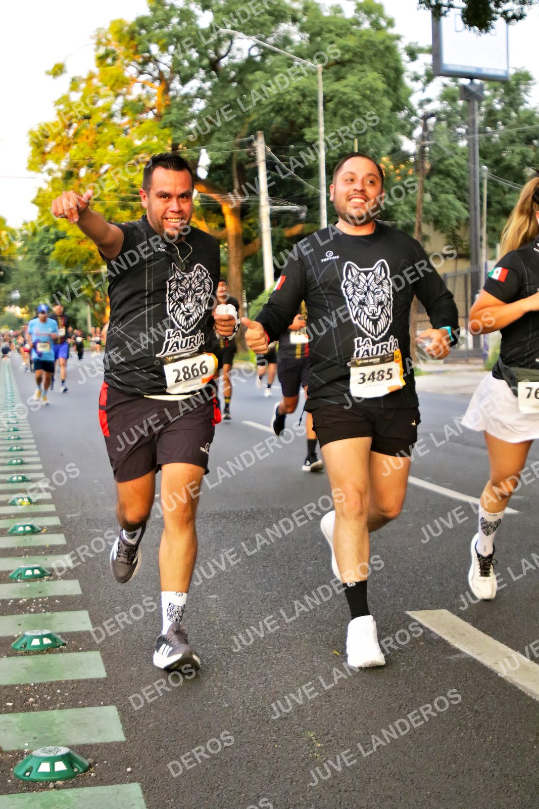Foto de la X Carrera Leones Negros Red Cola 2026 en Rectoría General de la UdeG, Av. Juárez 976 (meta en Av. Enrique Díaz de León y Pedro Moreno), Guadalajara a las 05:00 · dorsal 2866, 3485, 76