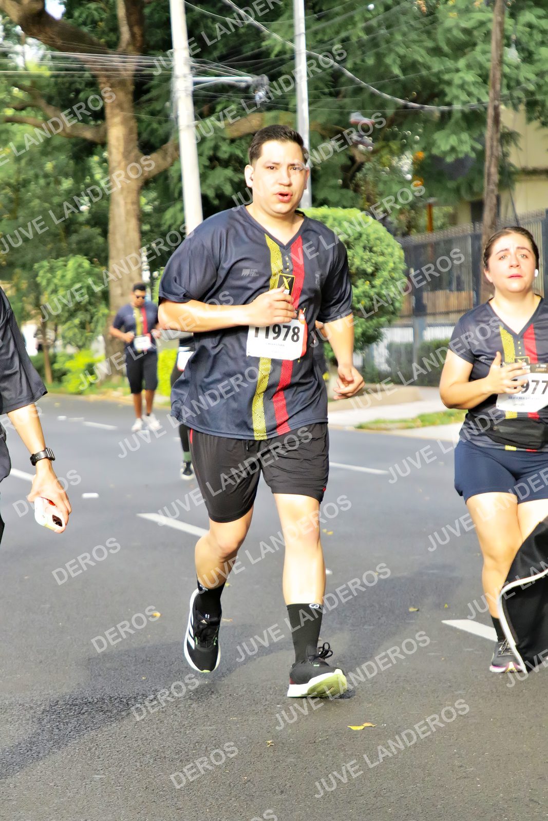 Foto de la X Carrera Leones Negros Red Cola 2026 en Rectoría General de la UdeG, Av. Juárez 976 (meta en Av. Enrique Díaz de León y Pedro Moreno), Guadalajara a las 08:13 · dorsal 977, 1978