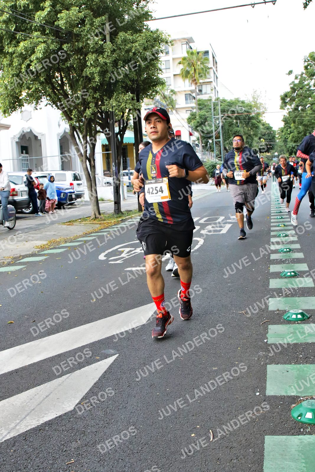 Foto de la X Carrera Leones Negros Red Cola 2026 en Rectoría General de la UdeG, Av. Juárez 976 (meta en Av. Enrique Díaz de León y Pedro Moreno), Guadalajara a las 05:13 · dorsal 4254