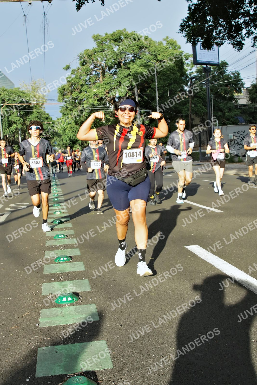 Foto de la X Carrera Leones Negros Red Cola 2026 en Rectoría General de la UdeG, Av. Juárez 976 (meta en Av. Enrique Díaz de León y Pedro Moreno), Guadalajara a las 07:55 · dorsal 10814, 8603, 1256