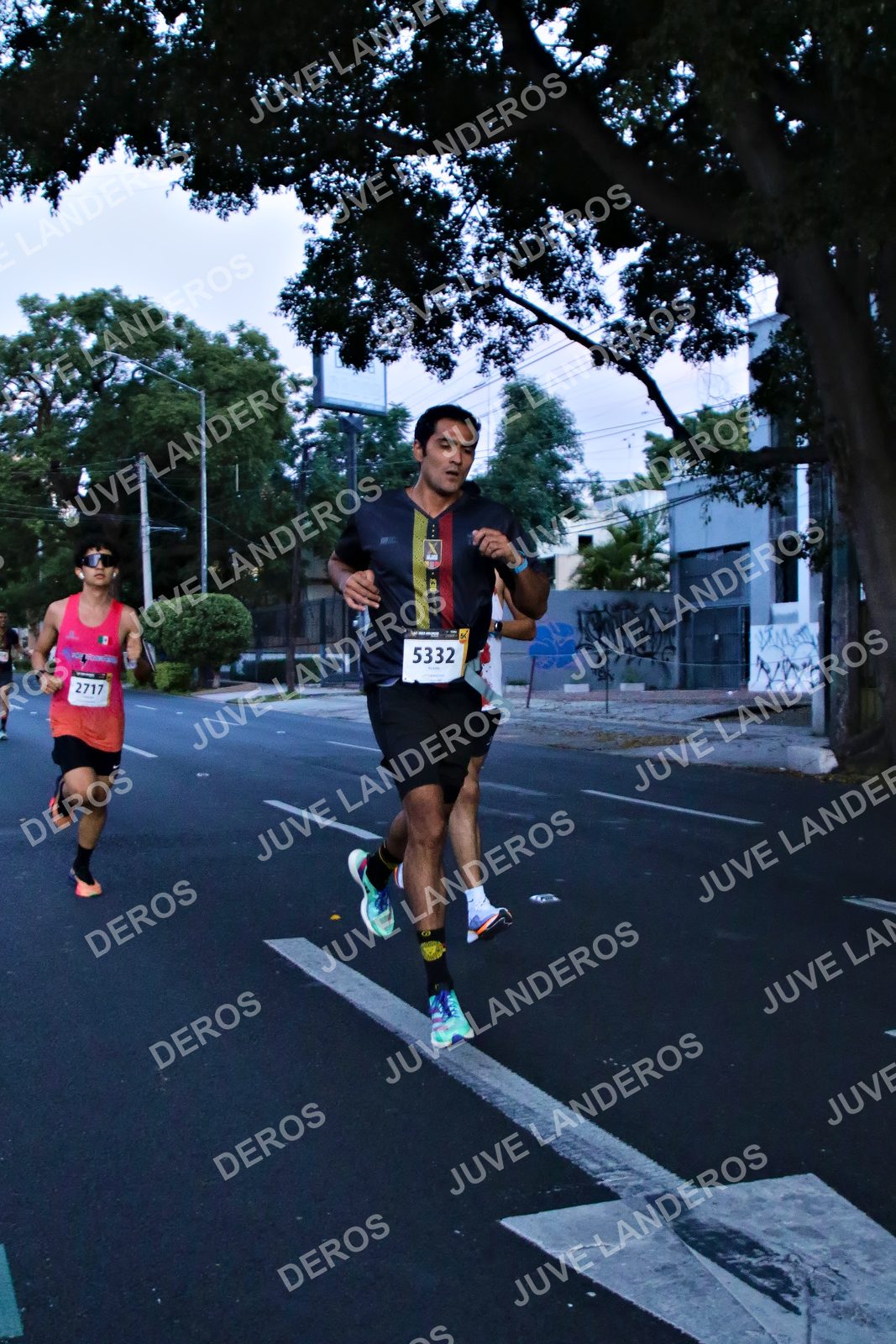 Foto de la X Carrera Leones Negros Red Cola 2026 en Rectoría General de la UdeG, Av. Juárez 976 (meta en Av. Enrique Díaz de León y Pedro Moreno), Guadalajara a las 04:51 · dorsal 5332, 2717