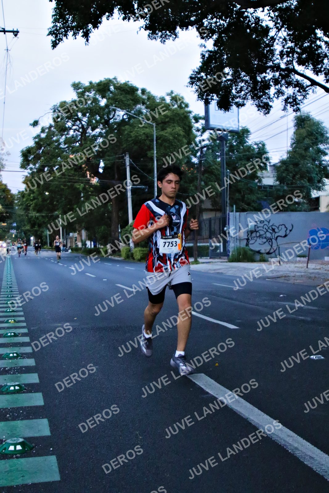 Foto de la X Carrera Leones Negros Red Cola 2026 en Rectoría General de la UdeG, Av. Juárez 976 (meta en Av. Enrique Díaz de León y Pedro Moreno), Guadalajara a las 04:53 · dorsal 7753