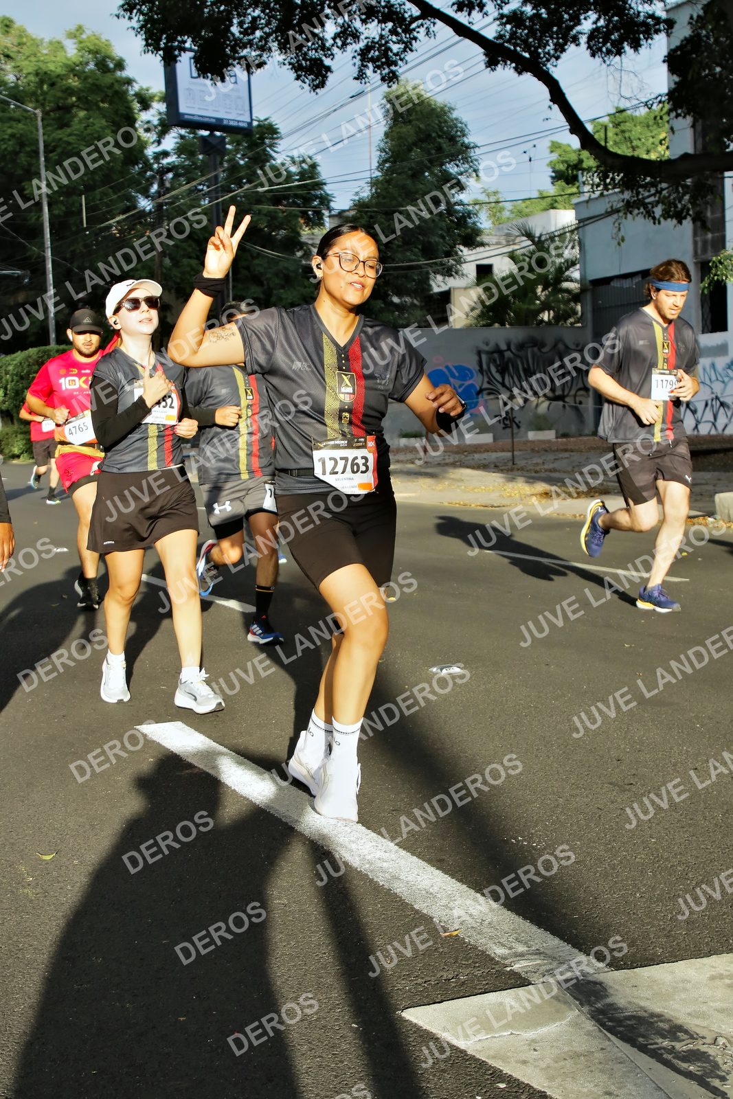 Foto de la X Carrera Leones Negros Red Cola 2026 en Rectoría General de la UdeG, Av. Juárez 976 (meta en Av. Enrique Díaz de León y Pedro Moreno), Guadalajara a las 07:44 · dorsal 12763, 1179, 4765