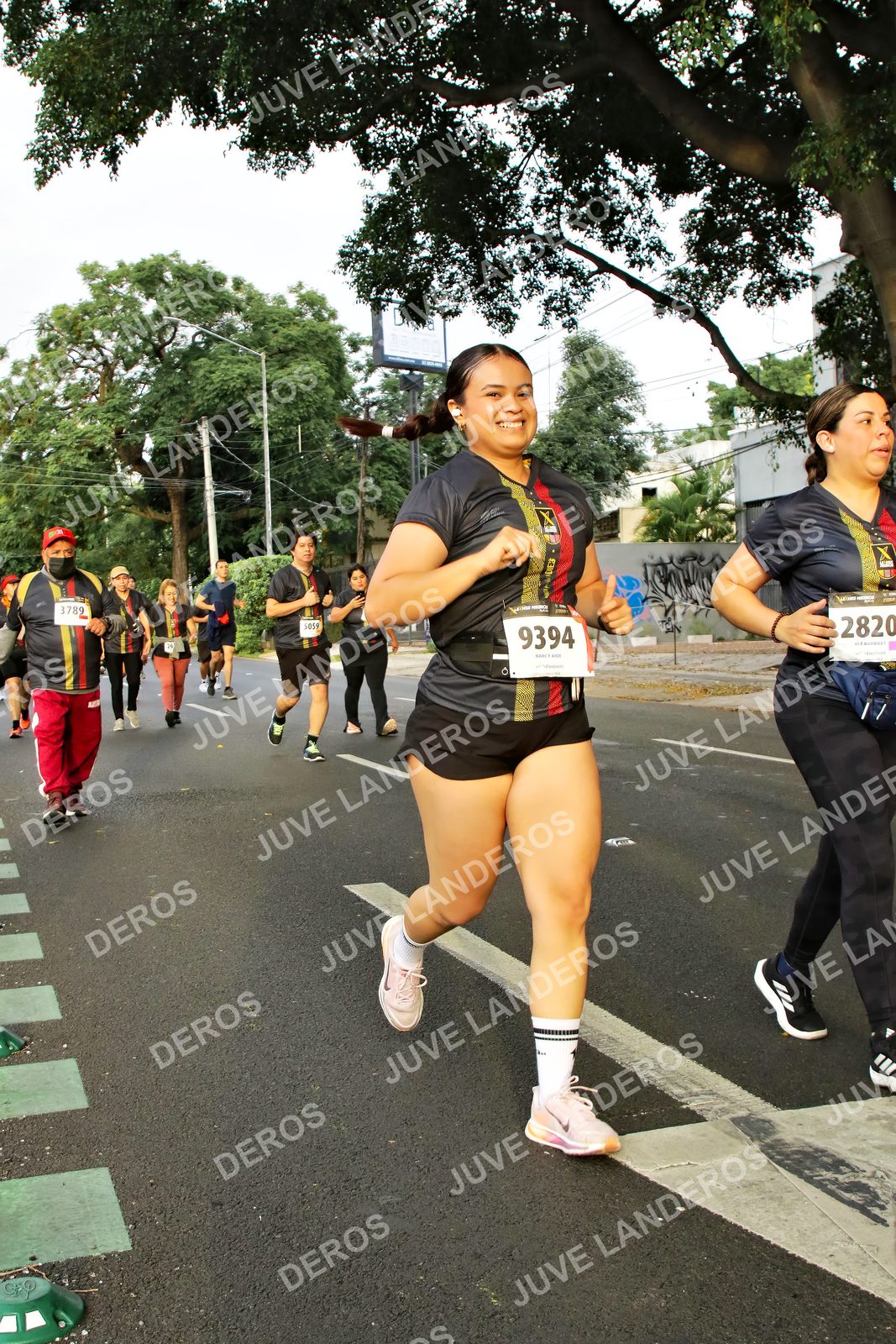 Foto de la X Carrera Leones Negros Red Cola 2026 en Rectoría General de la UdeG, Av. Juárez 976 (meta en Av. Enrique Díaz de León y Pedro Moreno), Guadalajara a las 07:21 · dorsal 9394, 2820, 3789