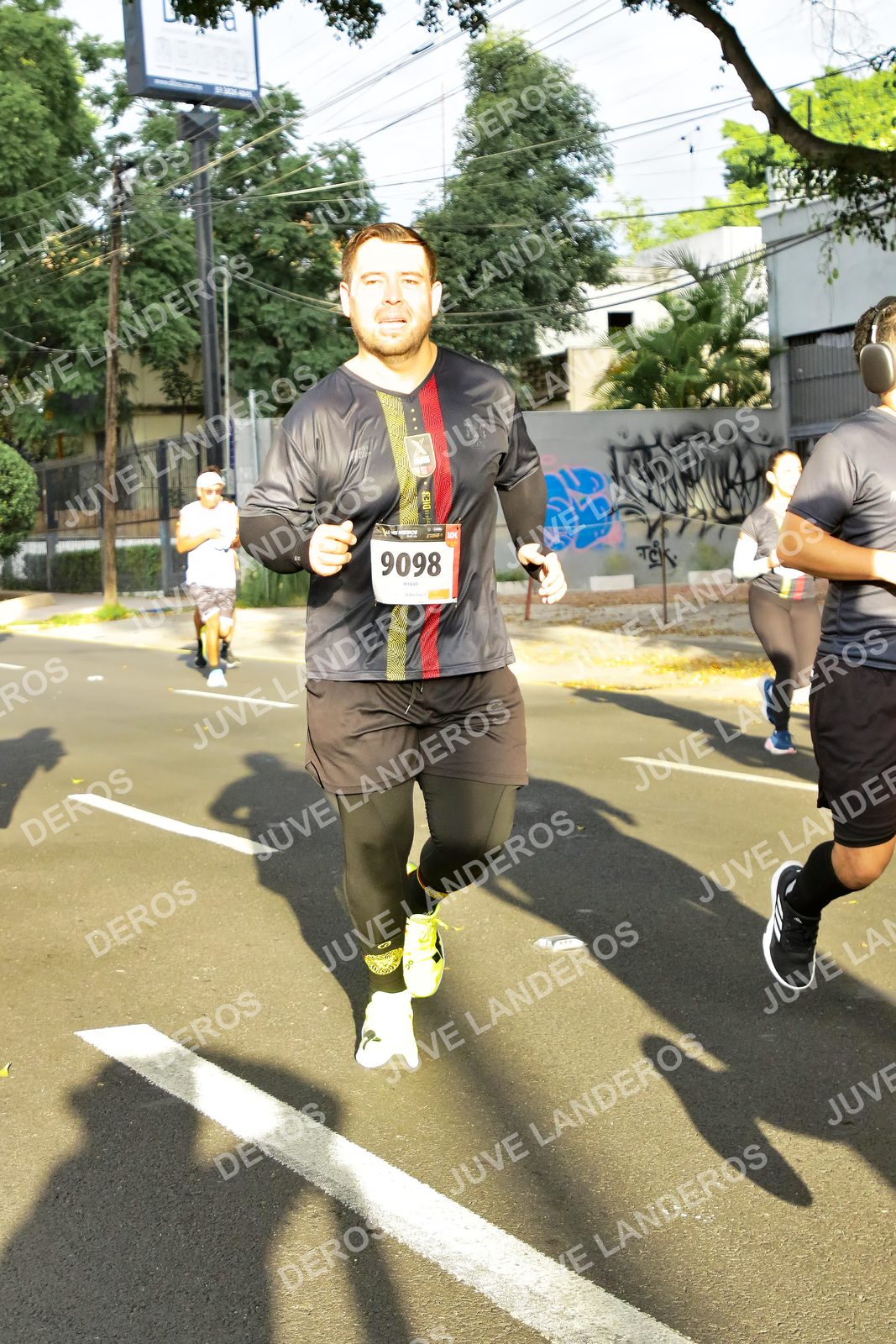 Foto de la X Carrera Leones Negros Red Cola 2026 en Rectoría General de la UdeG, Av. Juárez 976 (meta en Av. Enrique Díaz de León y Pedro Moreno), Guadalajara a las 07:41 · dorsal 9098